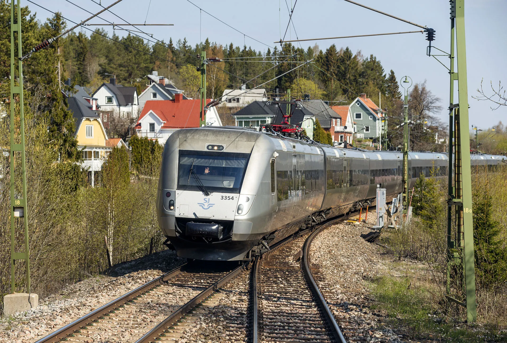 De långa körtiderna för godstågen på Västra stambanan blir ännu längre när kontaktledningen byts mellan Olskroken och Alingsås. En del godståg leds om över Trollhättan och Kil, andra får stå åt sidan i Hallsberg i två timmar.
