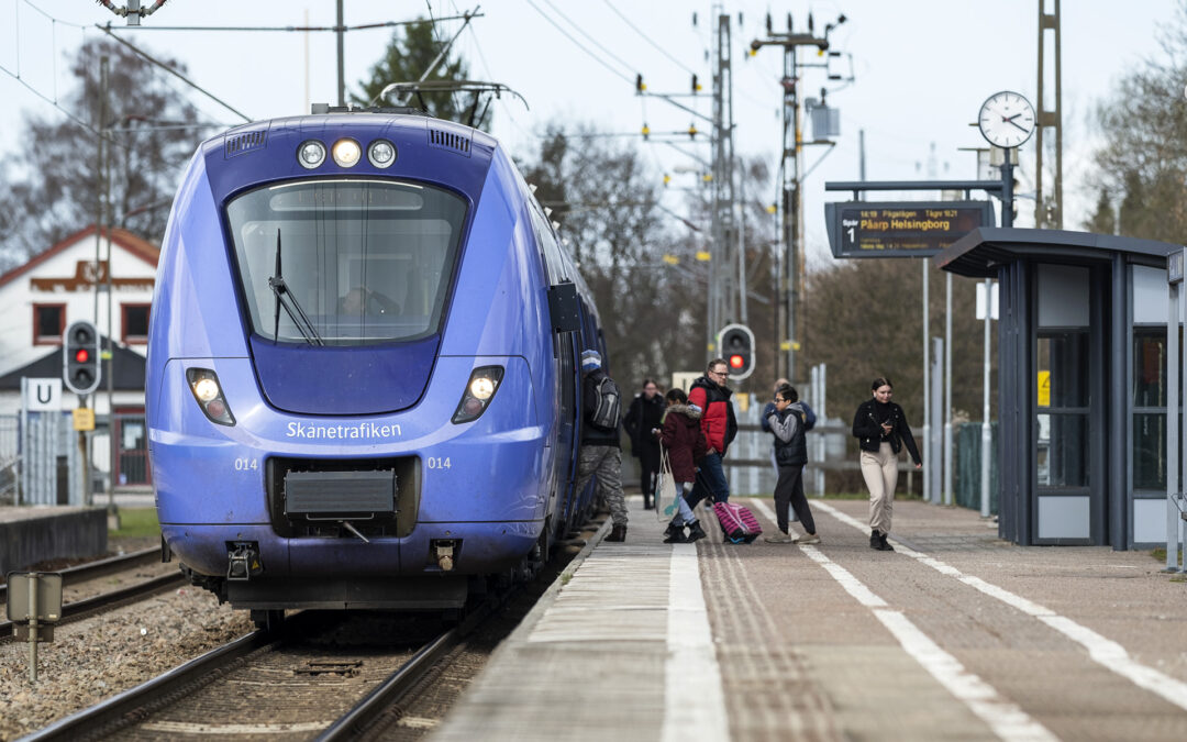 Tågen rullar på fyra spår – men utan fotsteg