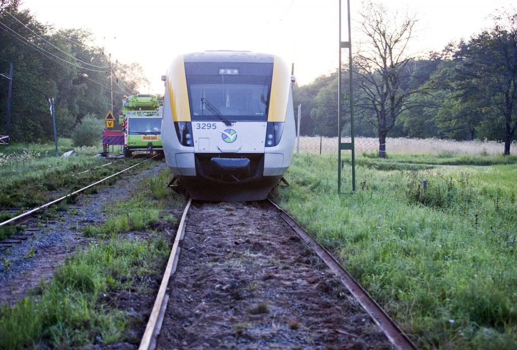 Västtrafiks Regina-tåg X50 3295 evakuerades i Tanum i juli 2011 sedan en av rälerna vikit ner sig och tåget spårat ur.