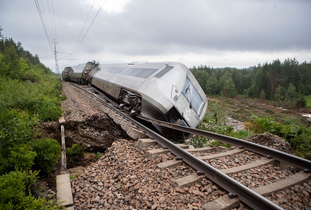 Tåg 562 med X55 3357 spårade vid 12:30-tiden på måndagen ur på Ostkustbanan mellan Iggesund och Hudiksvall. Tåget som var på väg från Stockholm till Sundsvall hade 120 passagerare ombord. Tre personer skadades lindrigt.