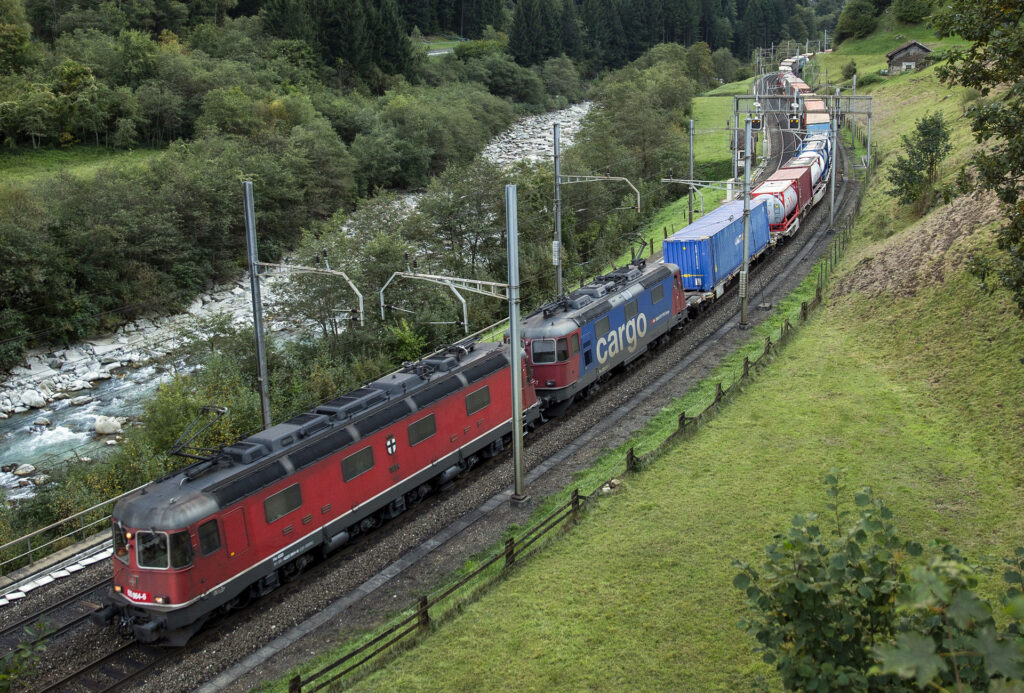 SBB använde ofta 620-loken i koppling med 420-lok på Gotthardsbanan innan nya Gotthard Basistunnel stod klar. 620 064 och 420 347 med kombitåg vid Gurtnellen i oktober 2016.