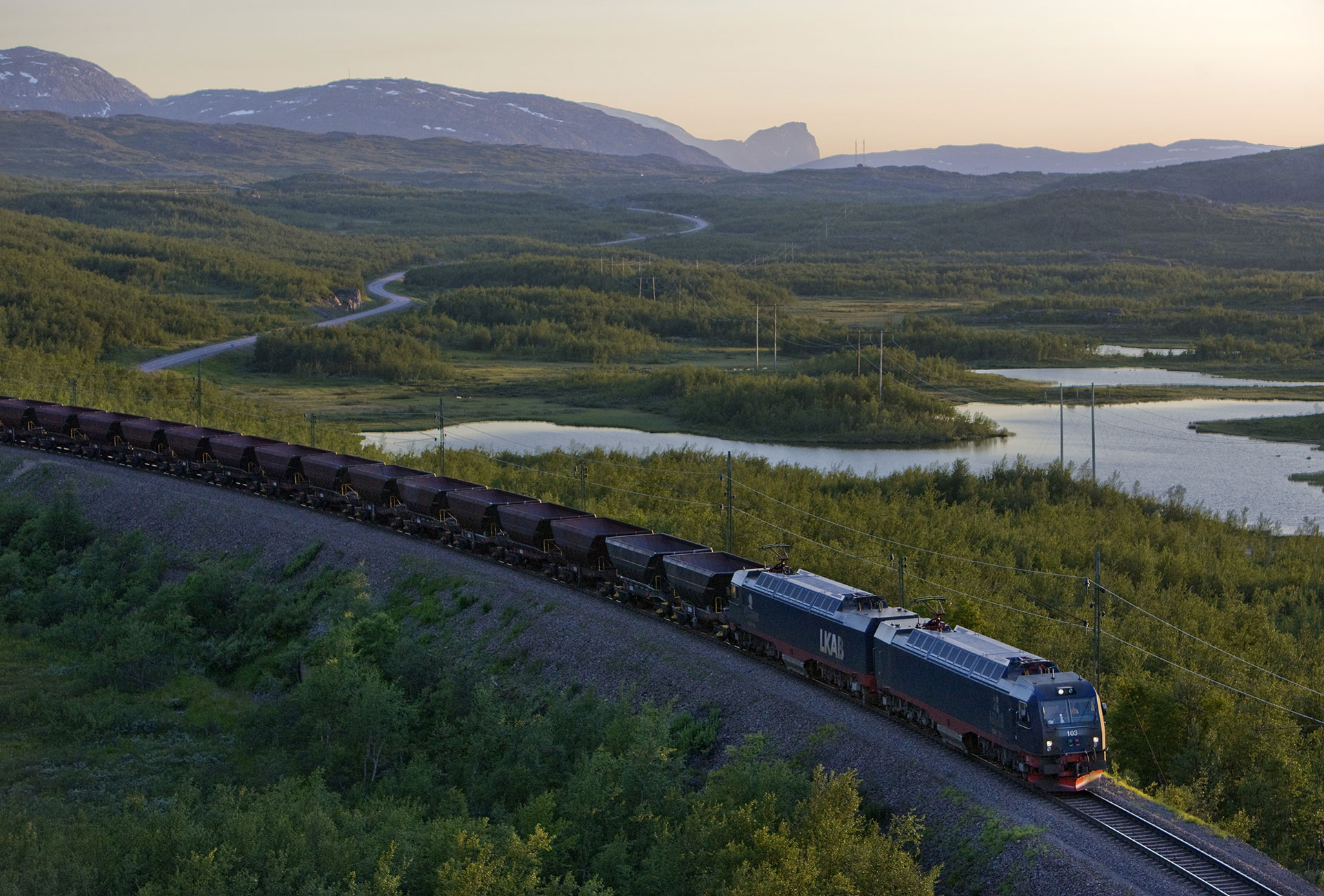 Ett av VR Snabbtågs snabbtåg på väg från Stockholm till Göteborg passerar Alingsås 8 januari 2026.