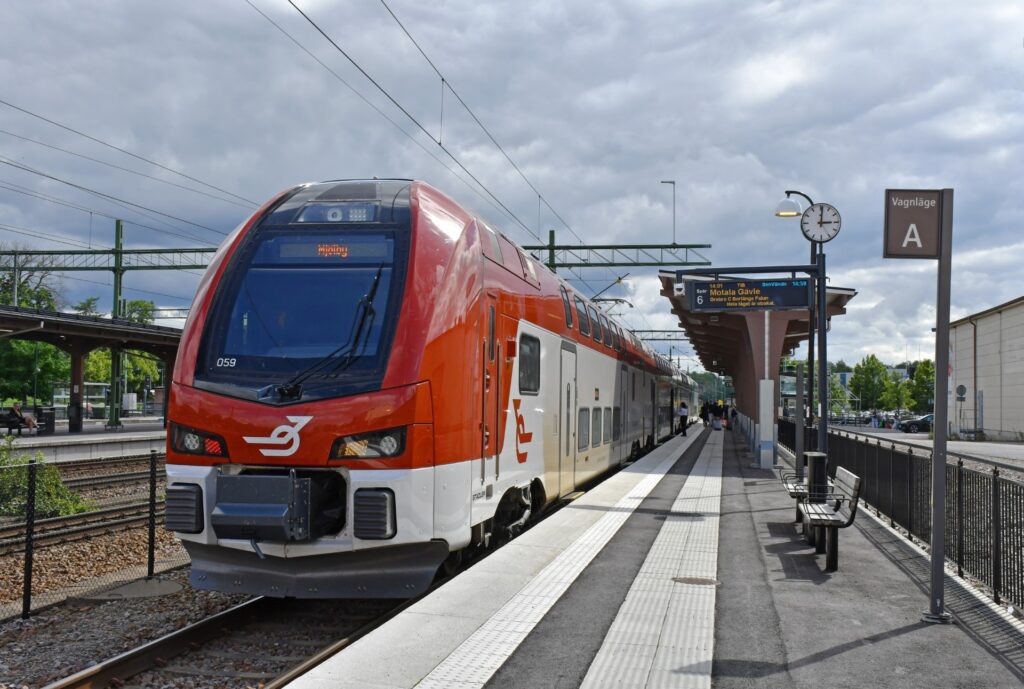 Foto: Tobias Jäderup Från i höst hoppas VR kunna köra tåg utan reduceringar för Tåg i Bergslagen. Sedan 1 juli används de nya dubbeldäckarna ER1 på samtliga linjer som Tåg i Bergslagen trafikerar. ER1 059 kördes 2 juli till och från Mjölby i tågen 8169-8174.