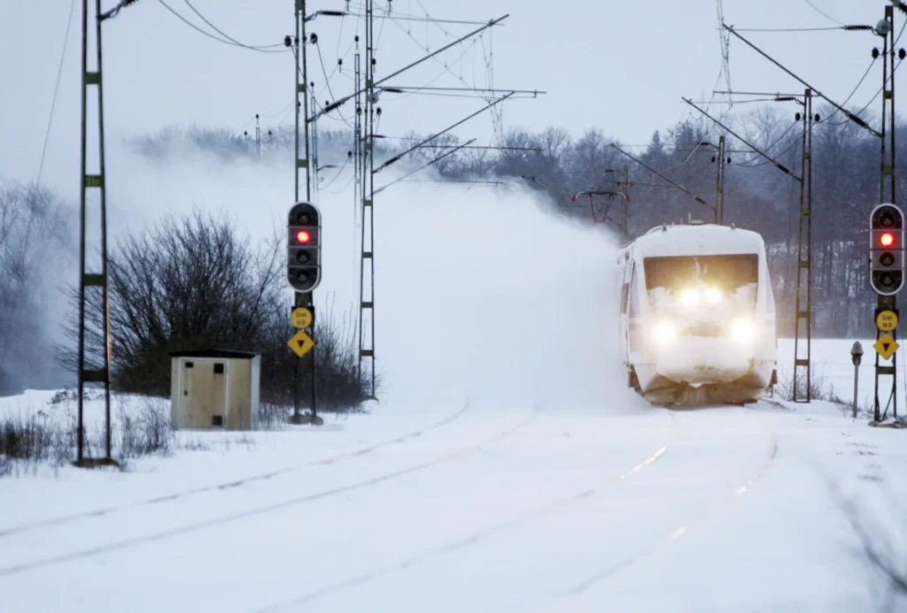 Foto: Kasper Dudzik SJ har lanserat ett 10-punktprogram för mer stabil vintertrafik efter de många inställda trågen förra vintern. Ett av SJ:s X2000-tåg passerar Dammtorp söder om Eslöv i januari 2006.