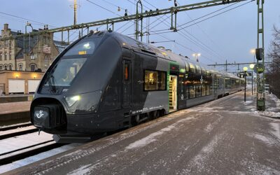De ombyggda trevagnars X40-tågen får ungefär samma färgsättning som ombyggda X2000-tågen med antracitgrå front.