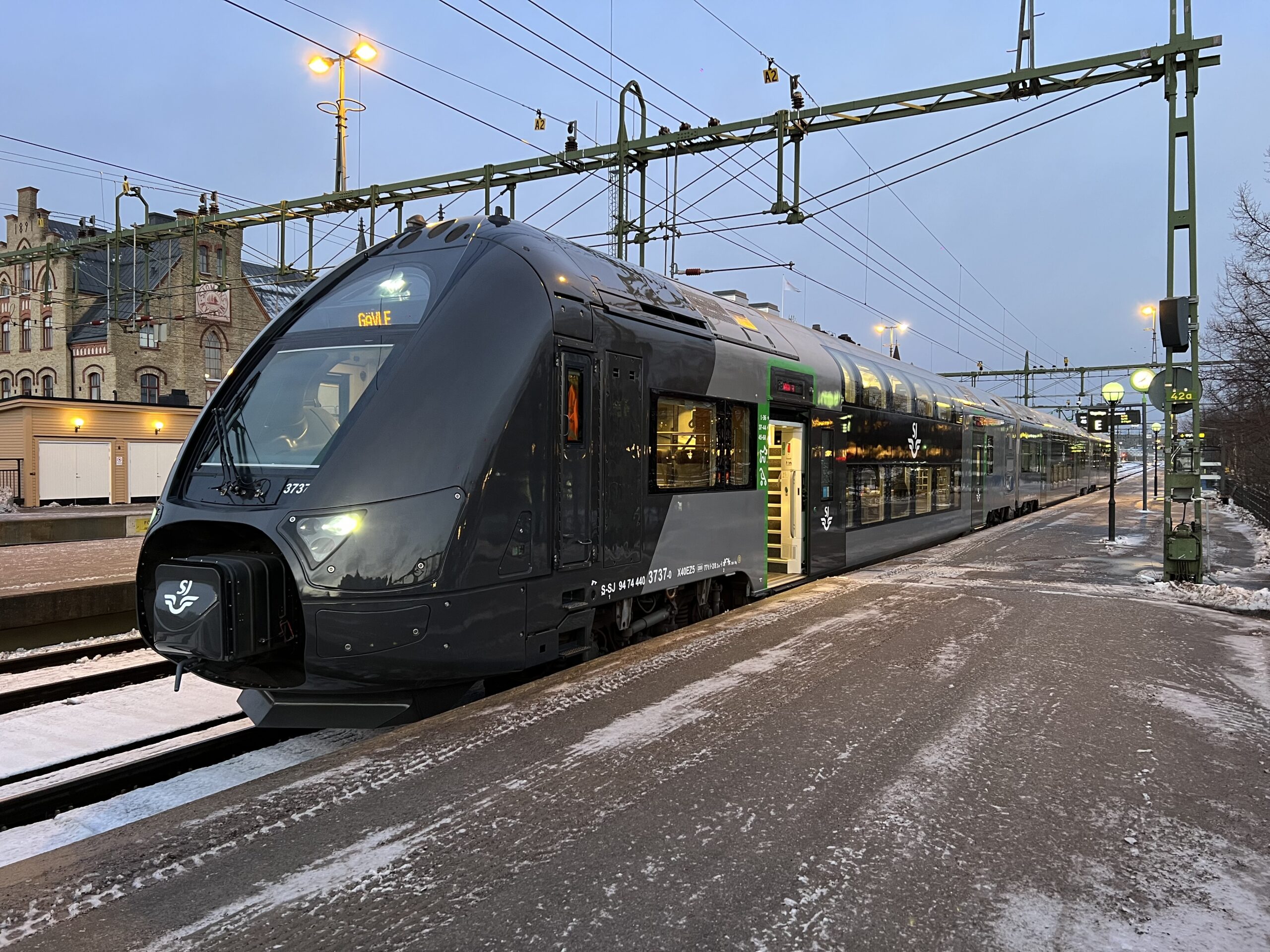 De ombyggda trevagnars X40-tågen får ungefär samma färgsättning som ombyggda X2000-tågen med antracitgrå front.