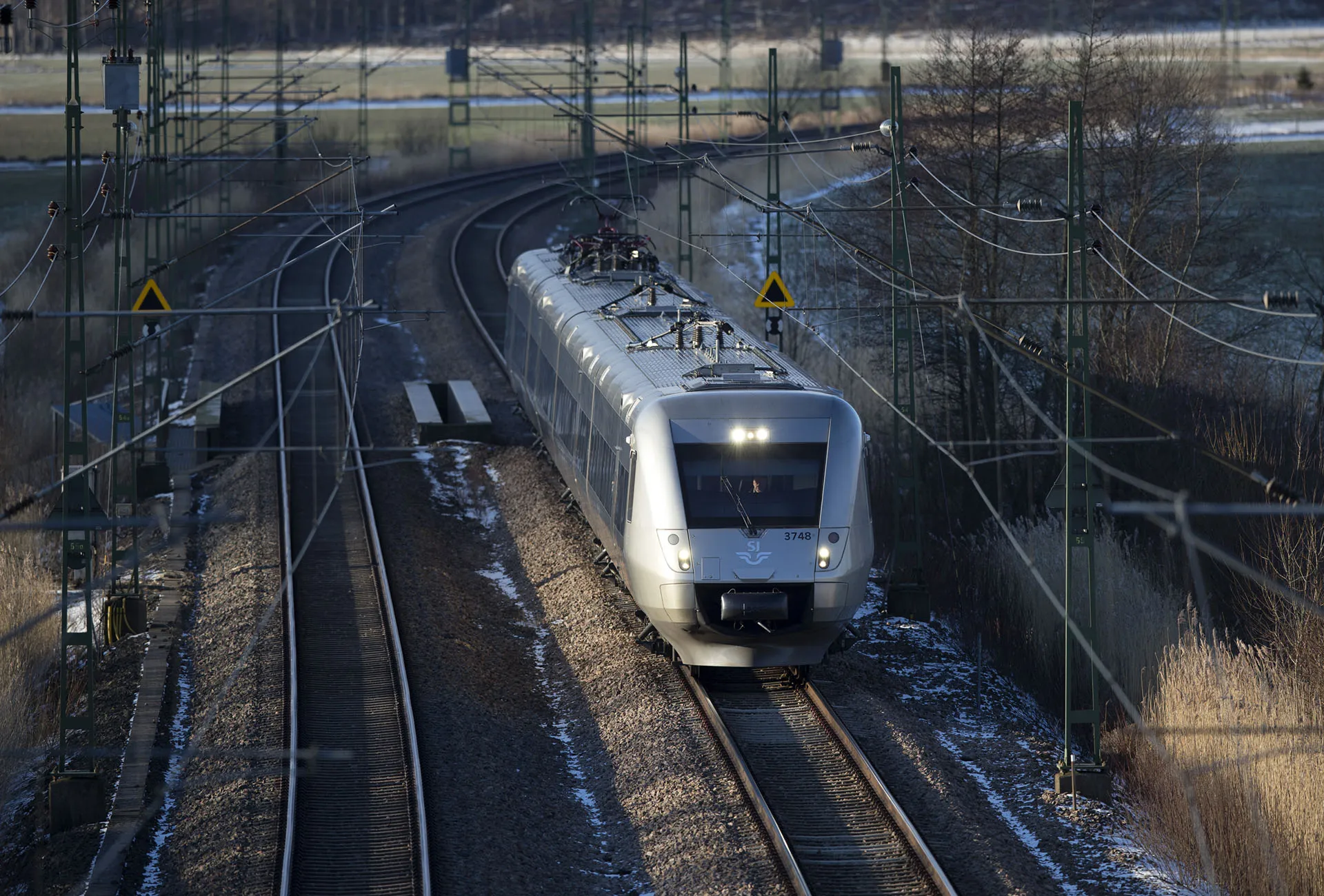 SJ hoppas kunna korta gångtiden för snabbtågen mellan Göteborg och Malmö från två och en halv timma till strax över två timmar i december men banarbeten kring Halmstad och den täta pendeltågstrafiken mellan Göteborg och Kungsbacka medför troligen att gångtiden blir två timmar och 15 minuter. Ett av SJ:s snabbtåg på Västkustbanan med X55 strax söder om Kungsbacka i januari 2014.