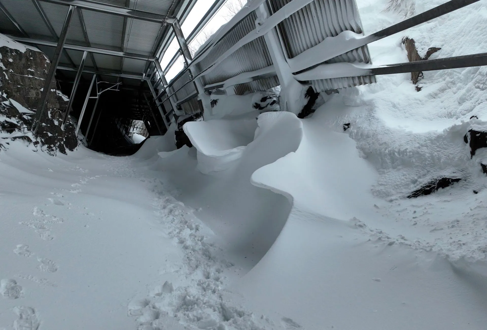 Ett av VR Snabbtågs snabbtåg på väg från Stockholm till Göteborg passerar Alingsås 8 januari 2026.