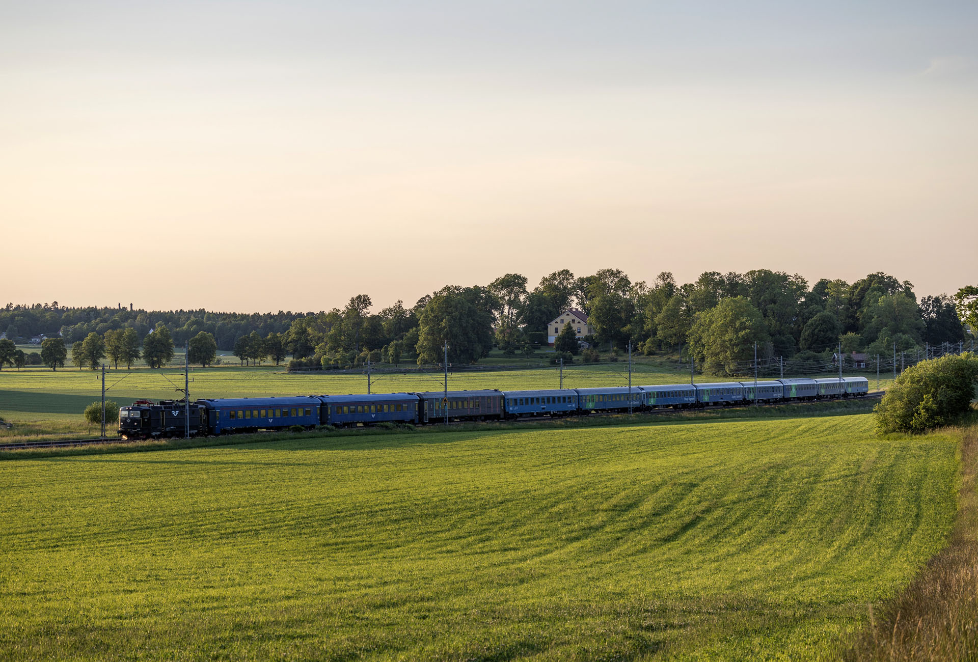 Foto: Kasper Dudzik. Mjölby 2025 06 12. SJ Nattåg till Berlin vid Hulterstad.