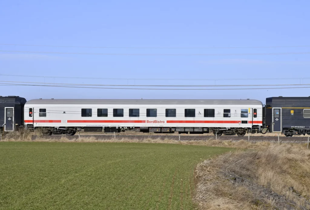 Foto: Tobias Jäderup En av de fyra restaurangvagnarna, RB8DE 61 74 85-91 758-8, kördes 7 mars till Stockholm i tjänstetåg 96020. Foto mellan Mantorp och Törnevalla.