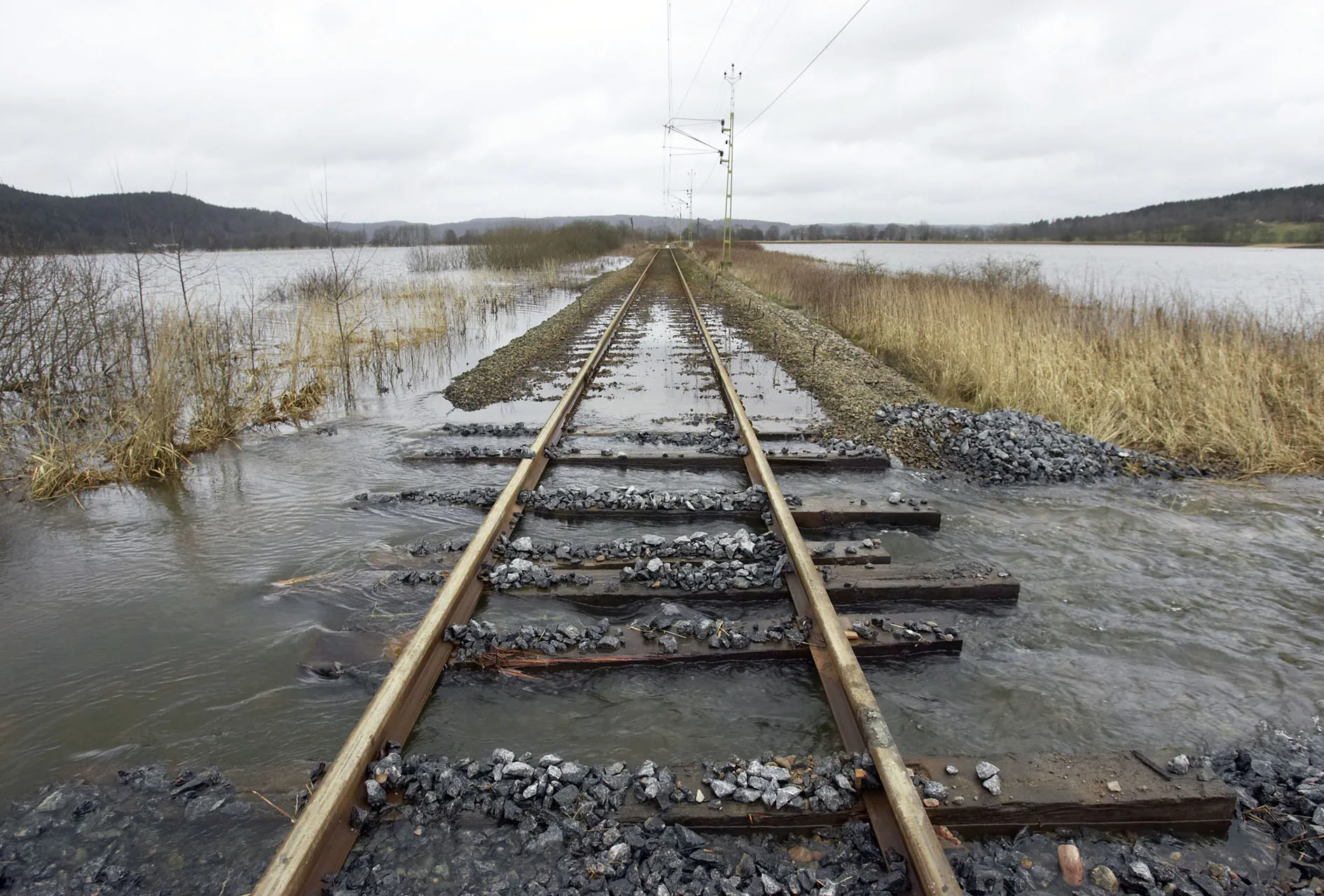SJ:s nattåg till Duved drar upp snön vid Undersåker i mars 2014.