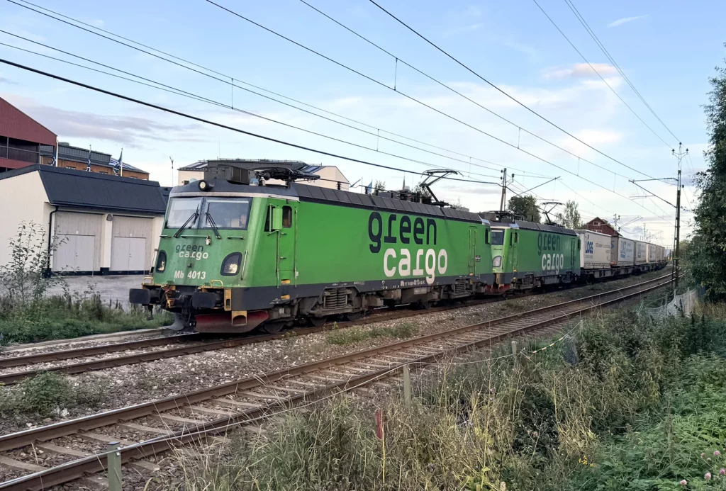 Foto: Åke Hedman Sedan Botniabanan och södra delen av Ådalsbanan blivit framkomliga rullar tågen i en strid ström genom Sundsvall. Norrgående ståltåg med Mb 4013 och Mb 4015 som dragkraft passerar Sundsvall V strax före klockan 18 den 16 september.