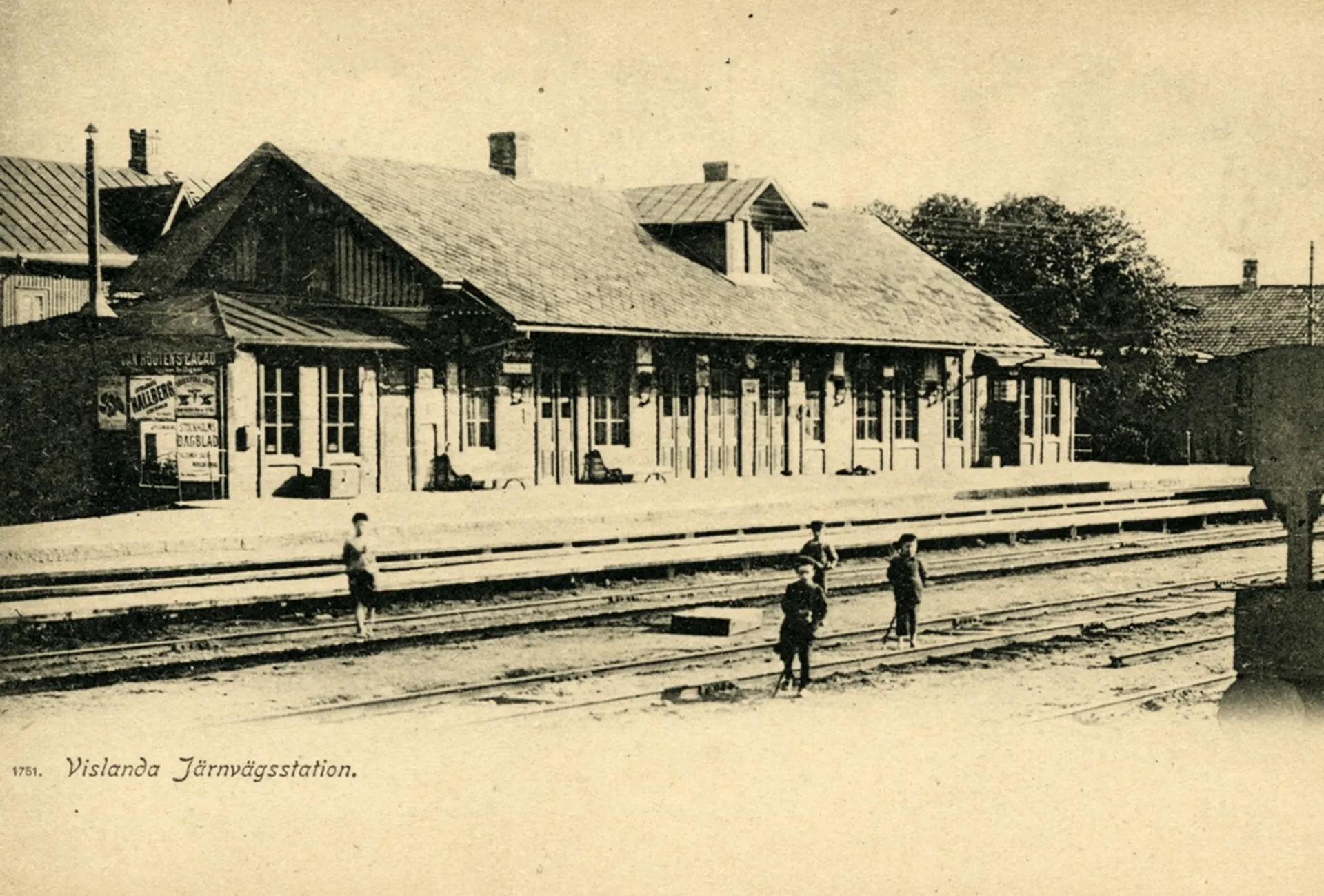 barn leker på järnvägsområdet 1900