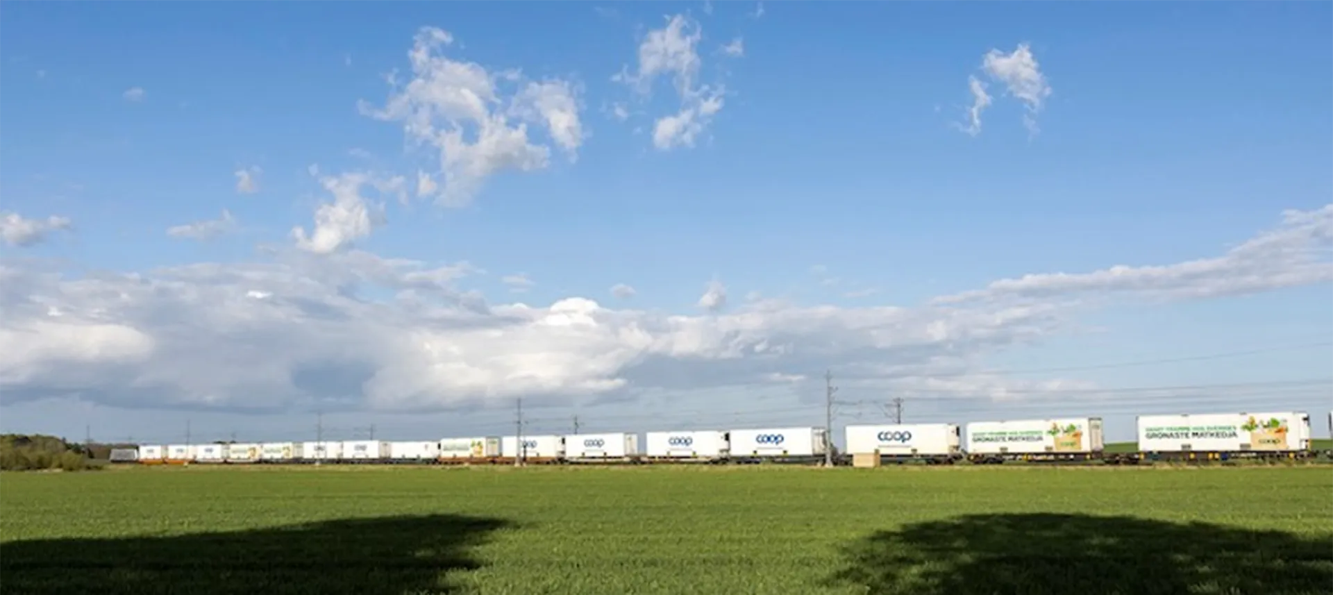 SJ:s nattåg till Duved drar upp snön vid Undersåker i mars 2014.