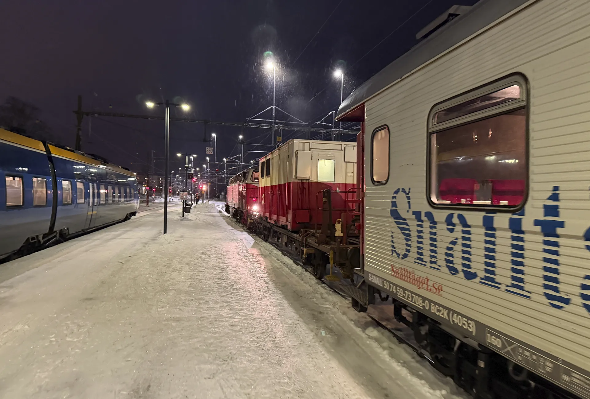 Uppehåll i Hallsberg  för personalbyte med passerande X2000-tåg sent på kvällen 28 december.<br />
