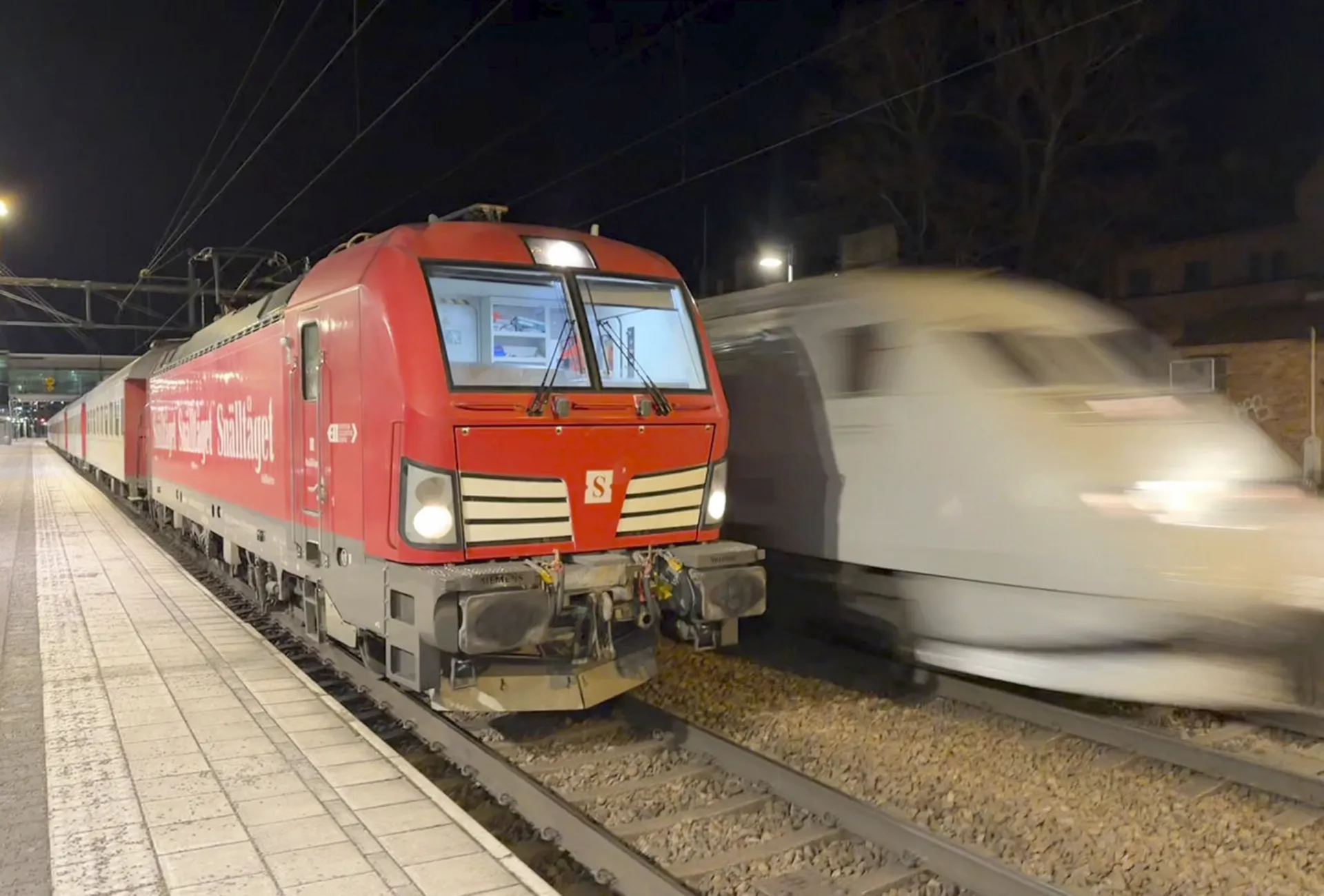 Uppehåll i Hallsberg  för personalbyte med passerande X2000-tåg sent på kvällen 28 december.<br />
