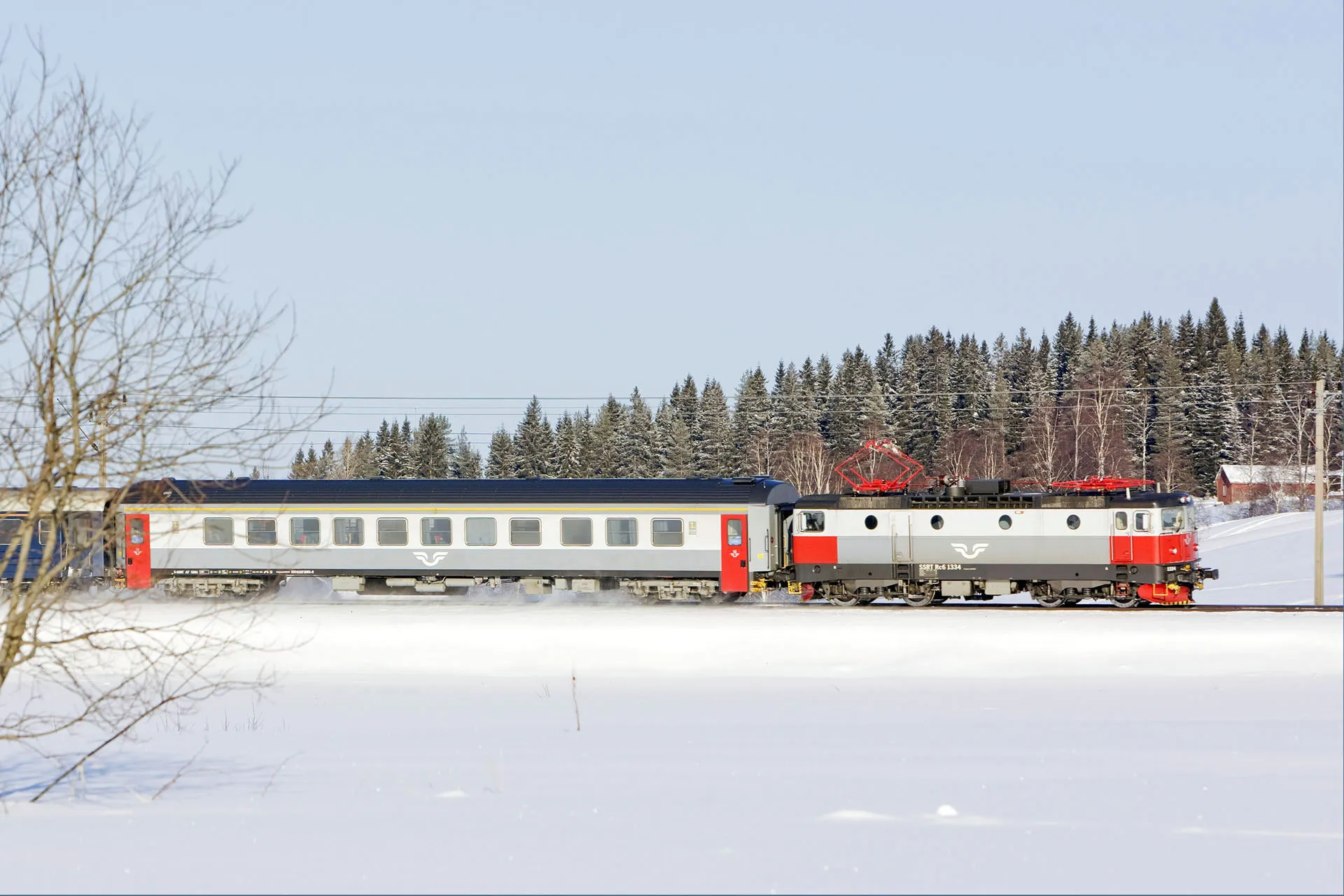 Foto: Kasper Dudzik<br />
SJ kunde på måndagskvällen köra de två första nattågen från Stockholm till Övre Norrland på flera dagar och på tisdagen återupptas även trafiken från Övre Norrland mot Stockholm. SJ:s nattåg i Brännland strax väster om Umeå i februari 2010.