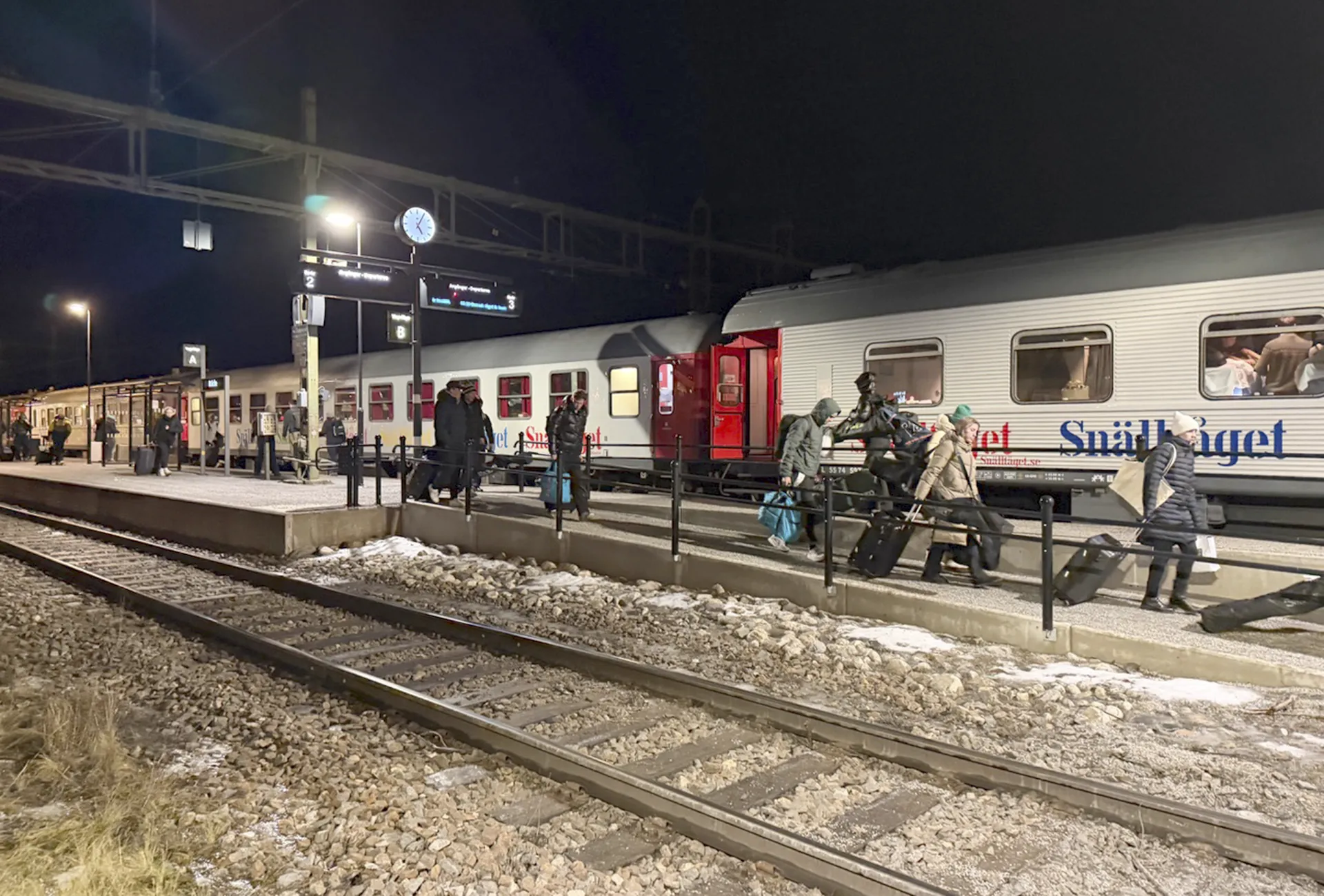 Avstigning från tåg 3904 klockan 5:05 i Bräcke 27 december. Byte till buss för lokförare, ombordare och resenärer. FOTO: István Zsiga, Snälltåget