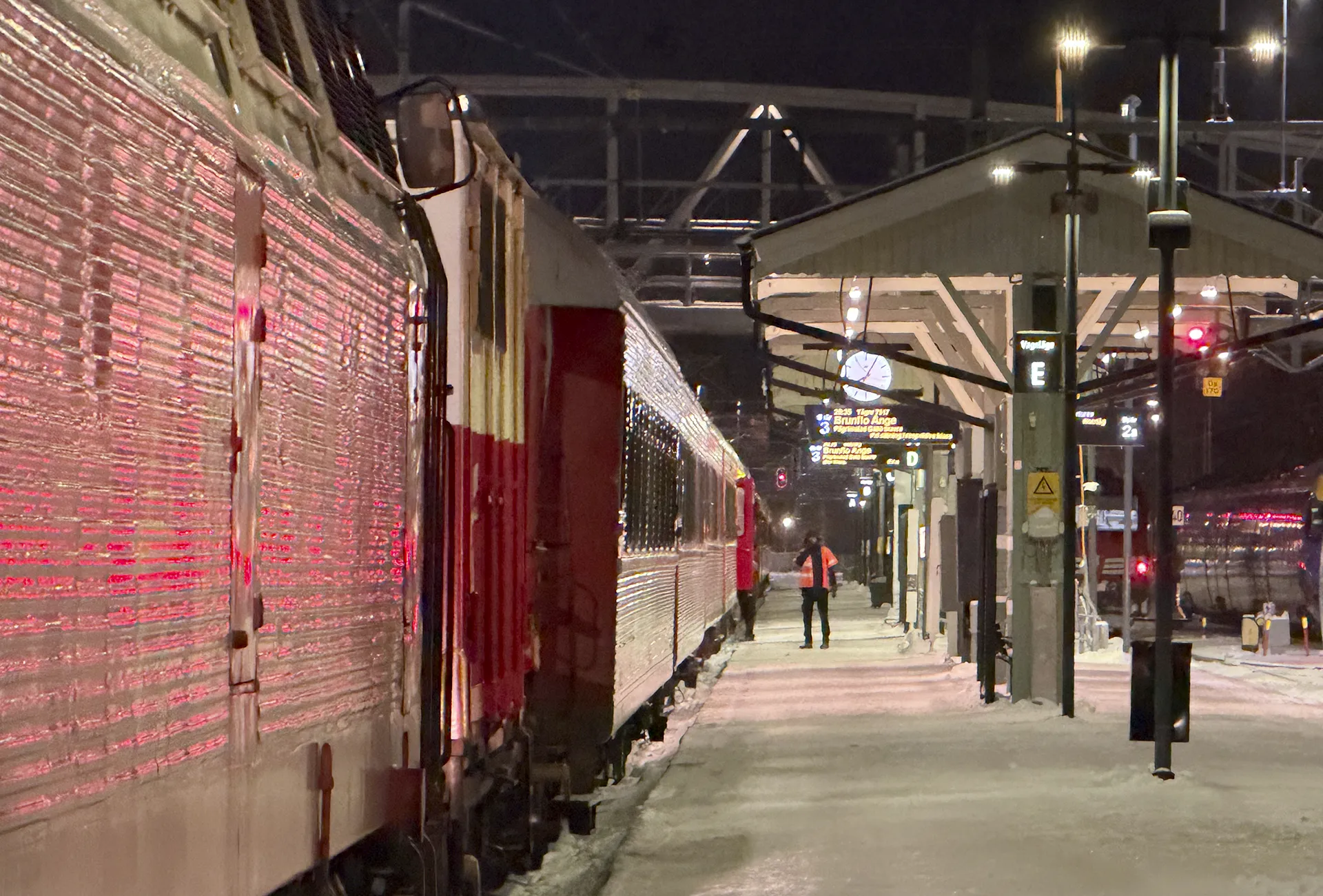 Foto: WILLIAM CEDERBERG, Inlandståg<br />
Tåg 3905 med Inlandstågs TMX 1413 och tågvärmevagn klart för avgång från Östersund C om aftonen 3 januari.