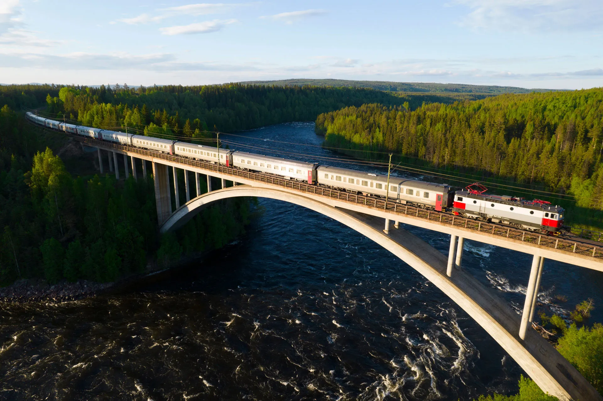 SJ:s nattåg till Duved drar upp snön vid Undersåker i mars 2014.