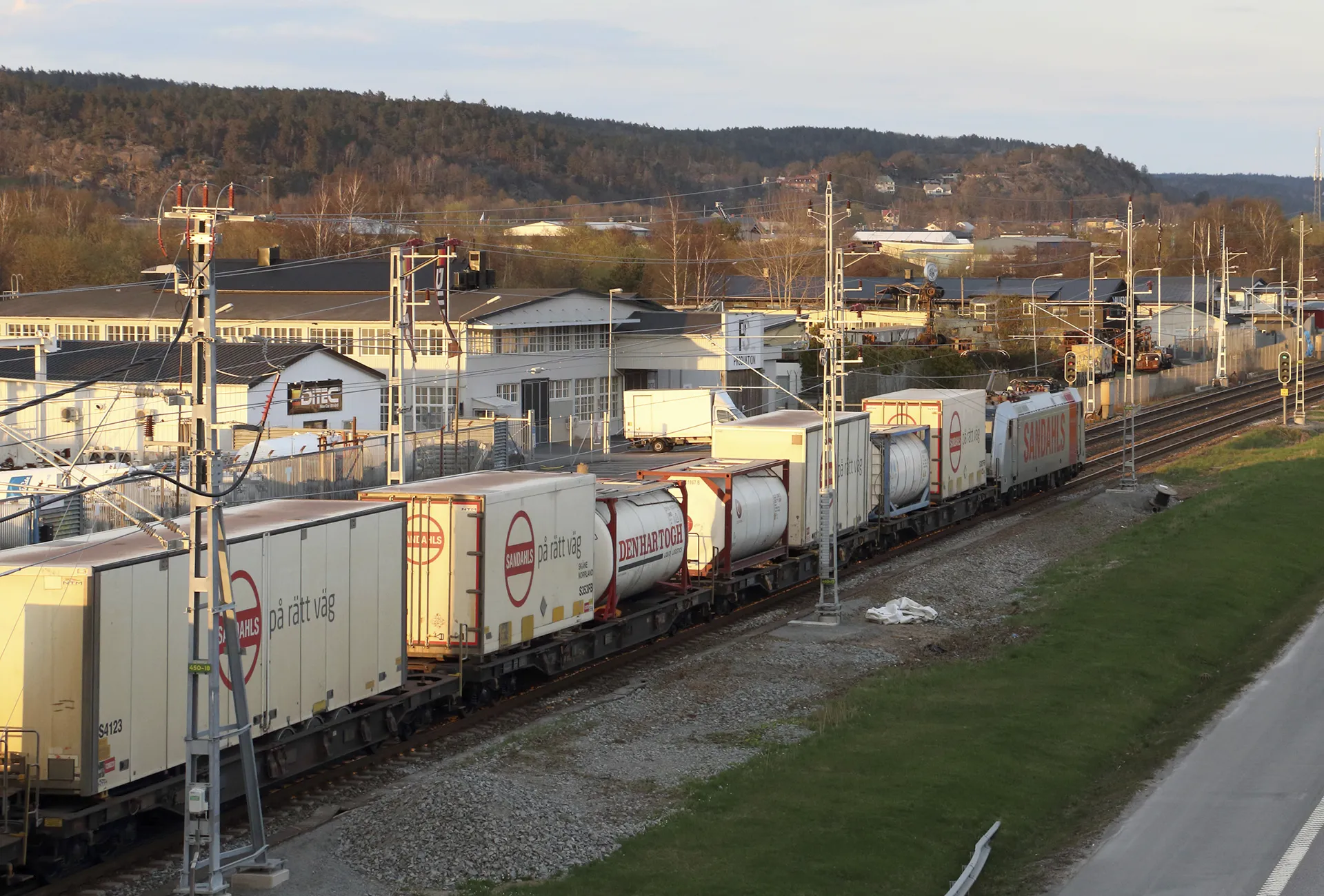 SJ:s nattåg till Duved drar upp snön vid Undersåker i mars 2014.