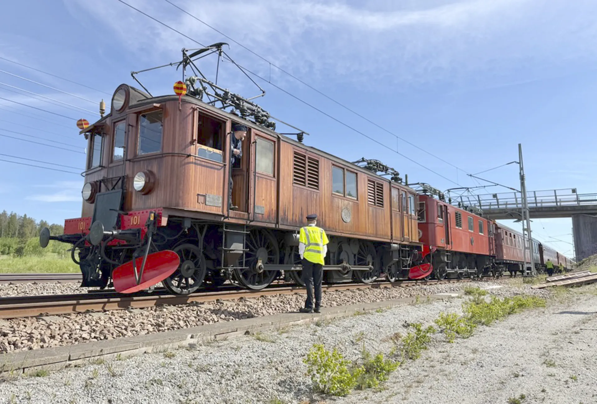 Uppehåll i Kolke strax väster om Gnesta för förbigångar. Lokföraren Per Nordahl på Ds 101 som lämpligt nog fyller 101 år i dagarna pratar en stund med tågbefälhavaren Linus Hall. FOTO: Mats Nyblom