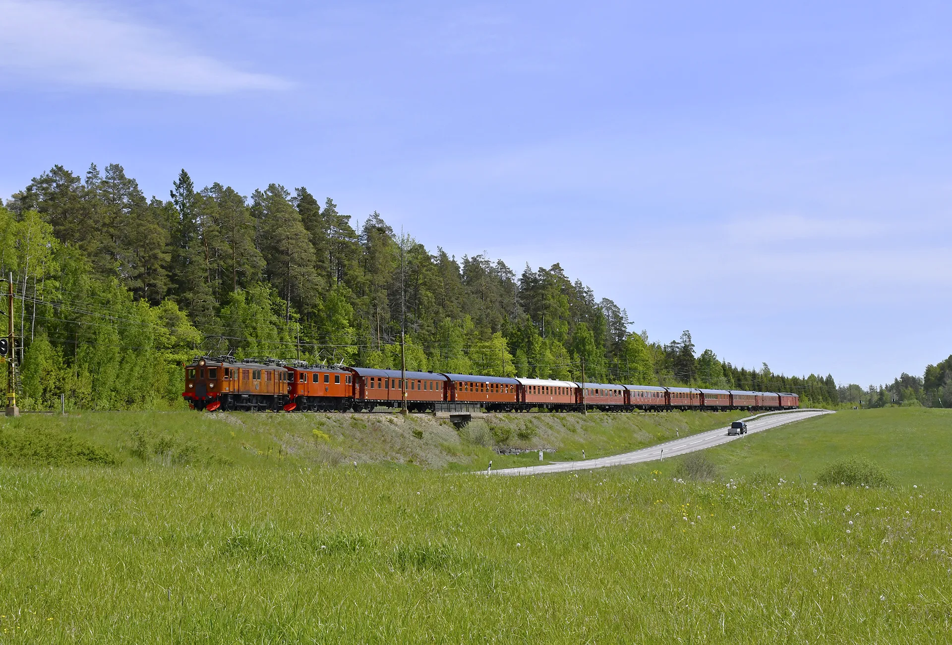 Jubileumståget med Ds 101 i spetsen i Hagalid mellan Skebokvarn och Flen vid 12-tiden på lördagen. FOTO: Tobias Jäderup