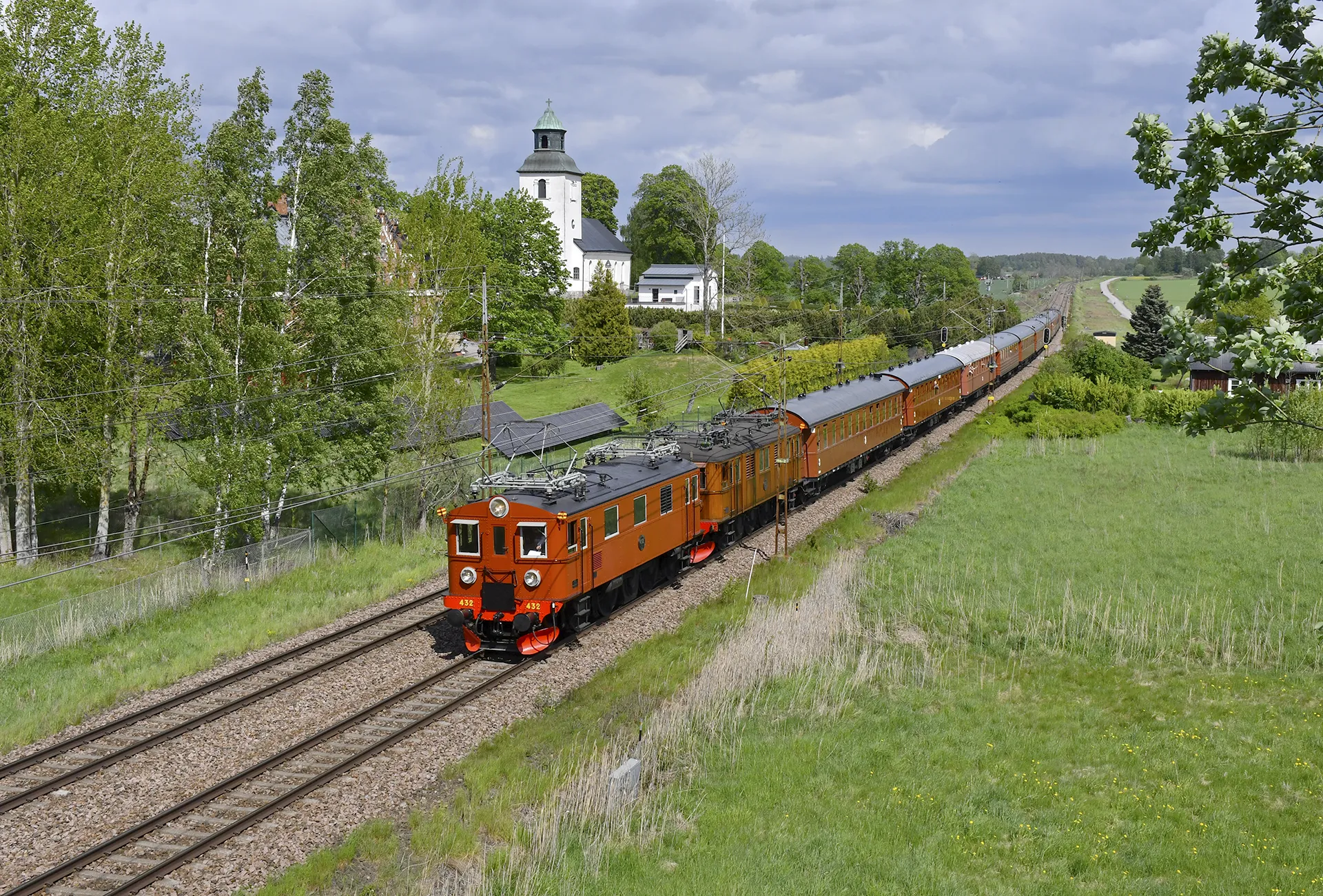 Jubileumståget passerar Sockenkyrkan strax öster om Hallsberg. Du 432 gick först i jubileumståget från Katrineholm till Alingsås. FOTO: Tobias Jäderup 