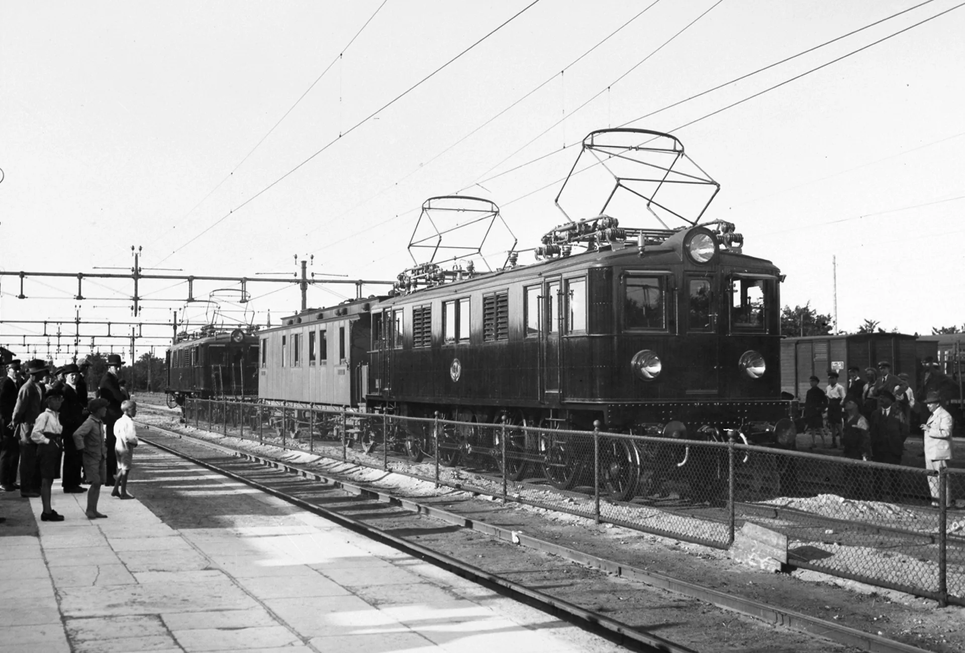 Provtåg i Skövde med D 124. Bilden anges vara tagen 1926, men troligen är den tagen redan sommaren 1925. Bakom loket går en inspektionsvagn, samt en öppen vagn och ytterligare ett lok. 