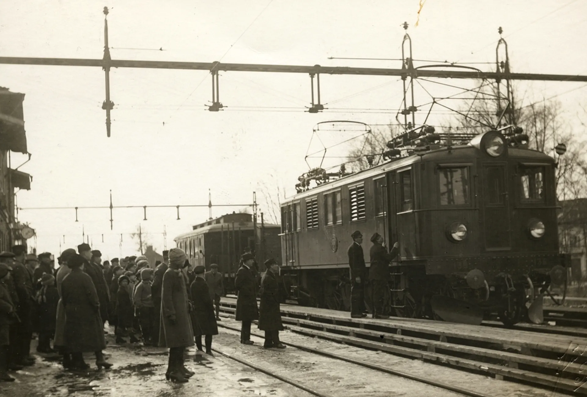 Bilden är från Töreboda, och det är ett provtåg som D 136 drar. Eftersom det är mycket folk så kan det vara det första eltåget och isåfall kan detta vara i mars 2026.