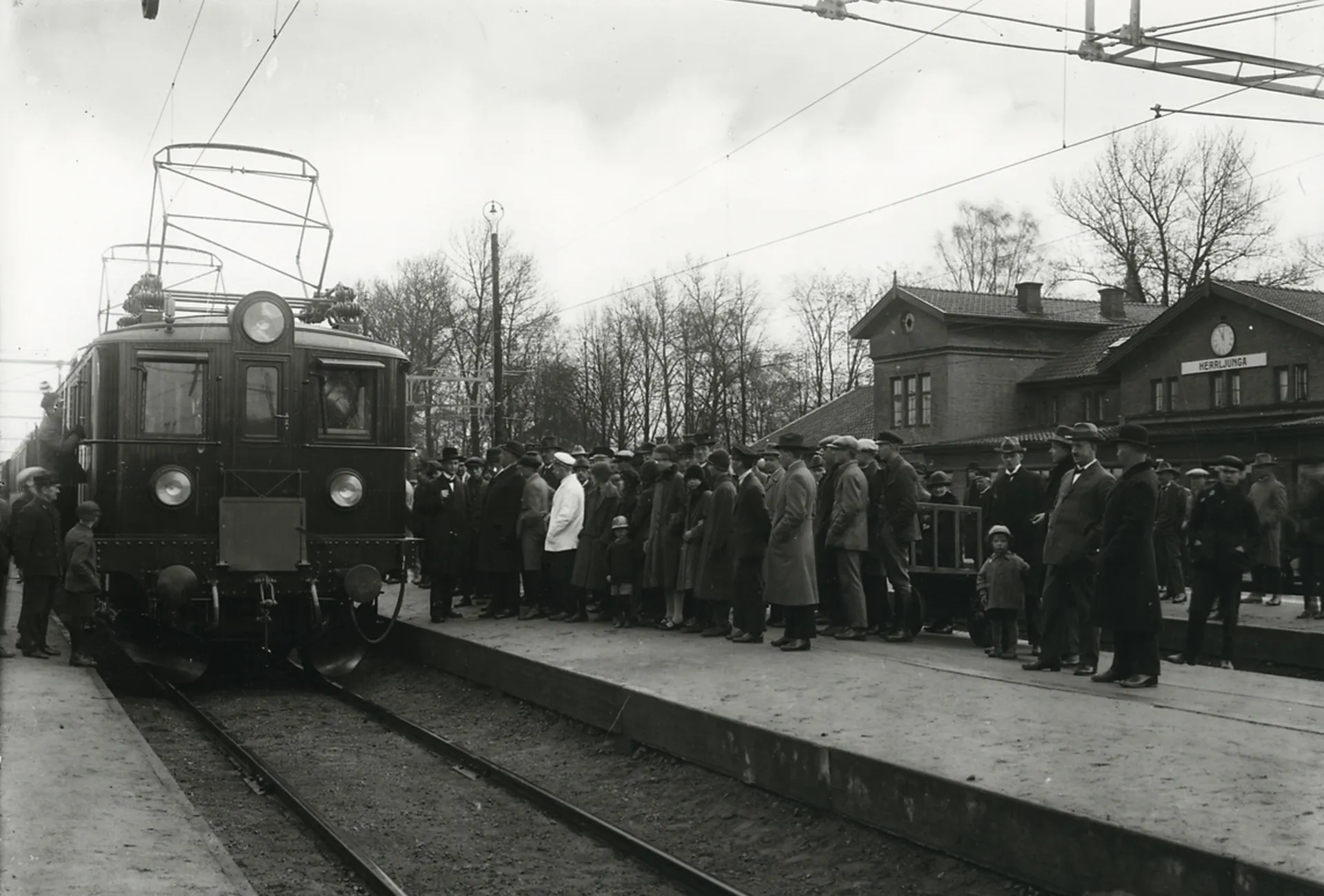 Ds 104 med vad vi tror är snälltåg 9 i Herrljunga den 15 maj 1926.