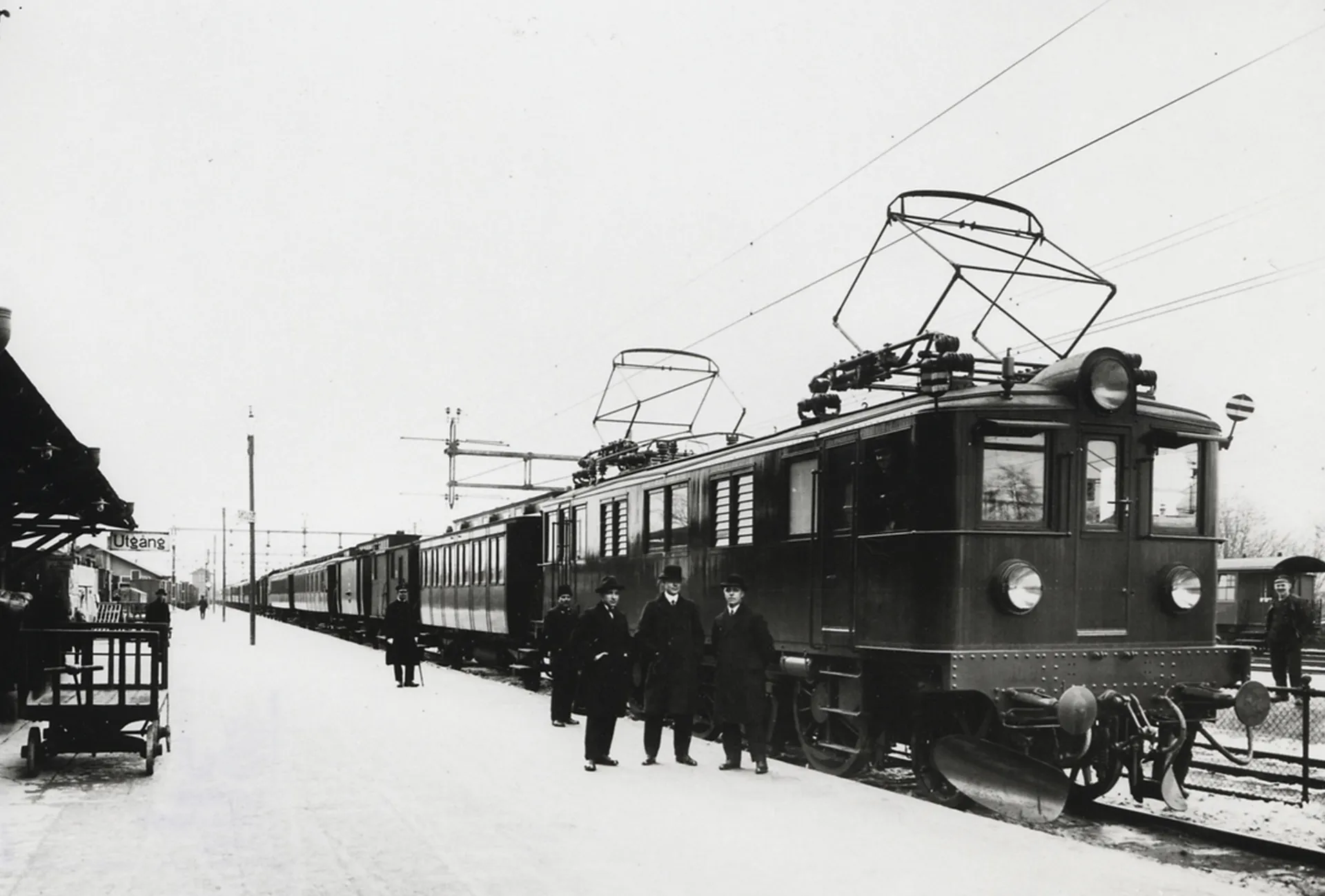 Detta påstås vara det första snälltåget med ellok (Ds 109) från Moholm till Skövde i december 1925.