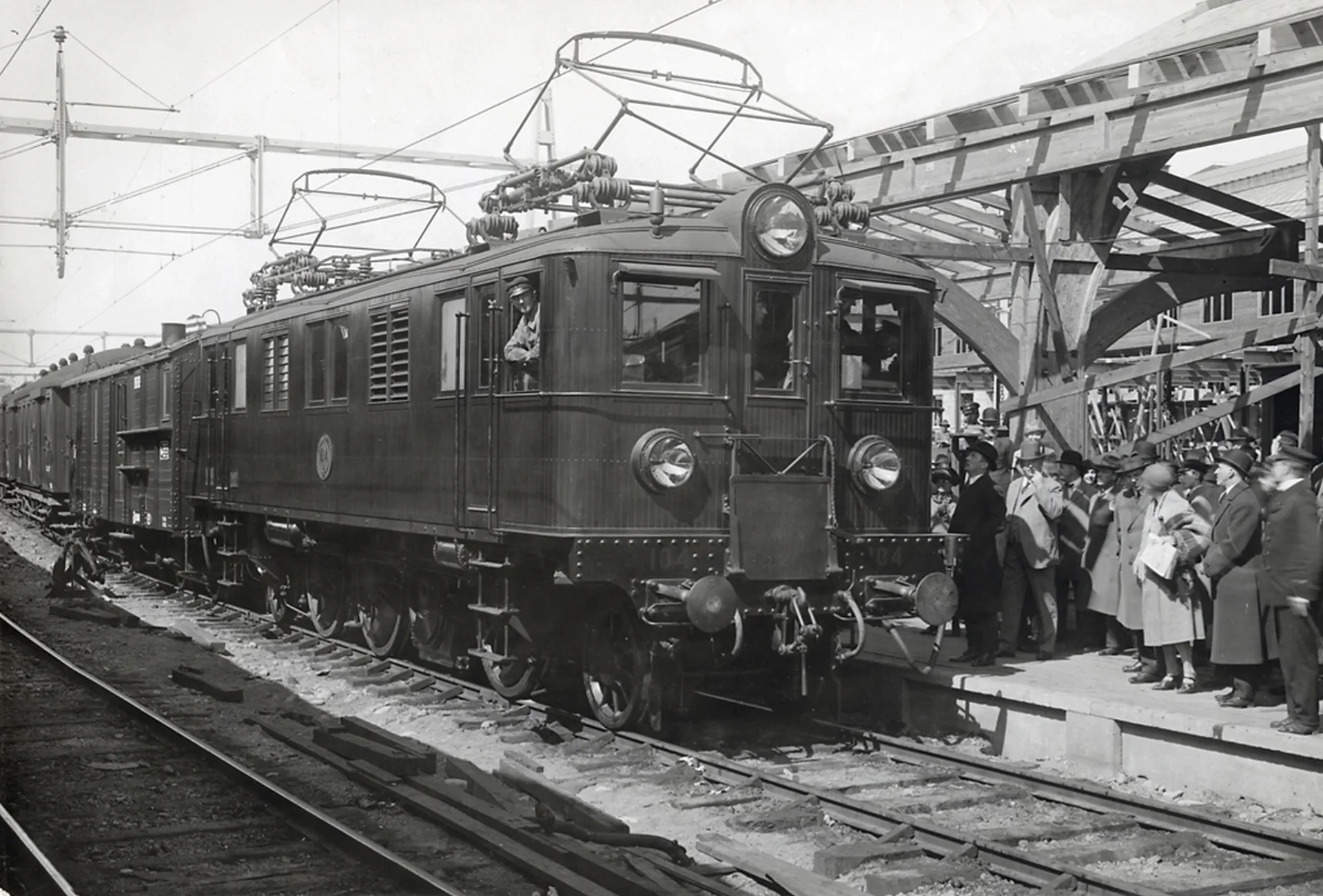 Det första genomgående tåget från Stockholm till Göteborg var snälltåg 9, klockan 12.30, den 15 maj 1926. På denna bilden står tåget inne på Stockholm C och är redo för avgång. Bakom loket går en s.k. ångfinka som hade en ångpanna för uppvärmning av tåget.