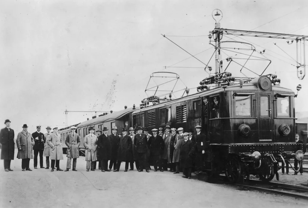 Ds 101 är två veckor gammalt och har skickat upp till Malmbanan för prov. Bilden är tagen i Kiruna 13 eller 14 juni 1925 när loket provas i extratåg Luleå-Narvik-Luleå.