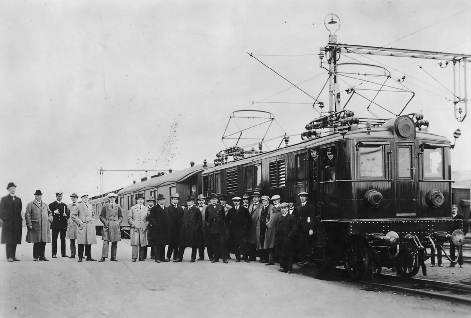 Ds 101 är två veckor gammalt och har skickat upp till Malmbanan för prov. Bilden är tagen i Kiruna 13 eller 14 juni 1925 när loket provas i extratåg Luleå-Narvik-Luleå.