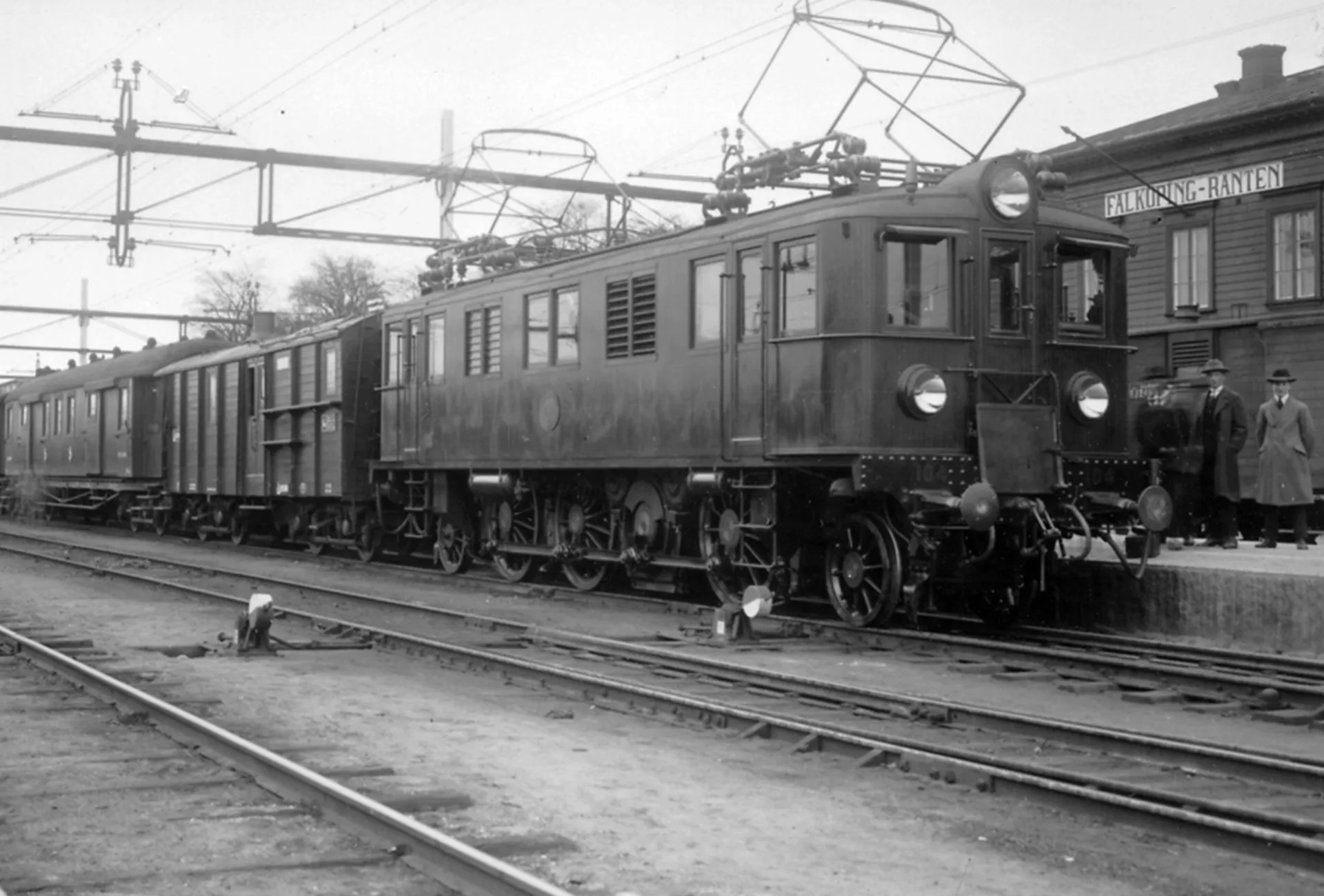Bilden är tagen i Falköping Ranten, och det visar troligen det första genomgående tåget från Stockholm till Göteborg (snälltåg 9) den 15 maj 1926.