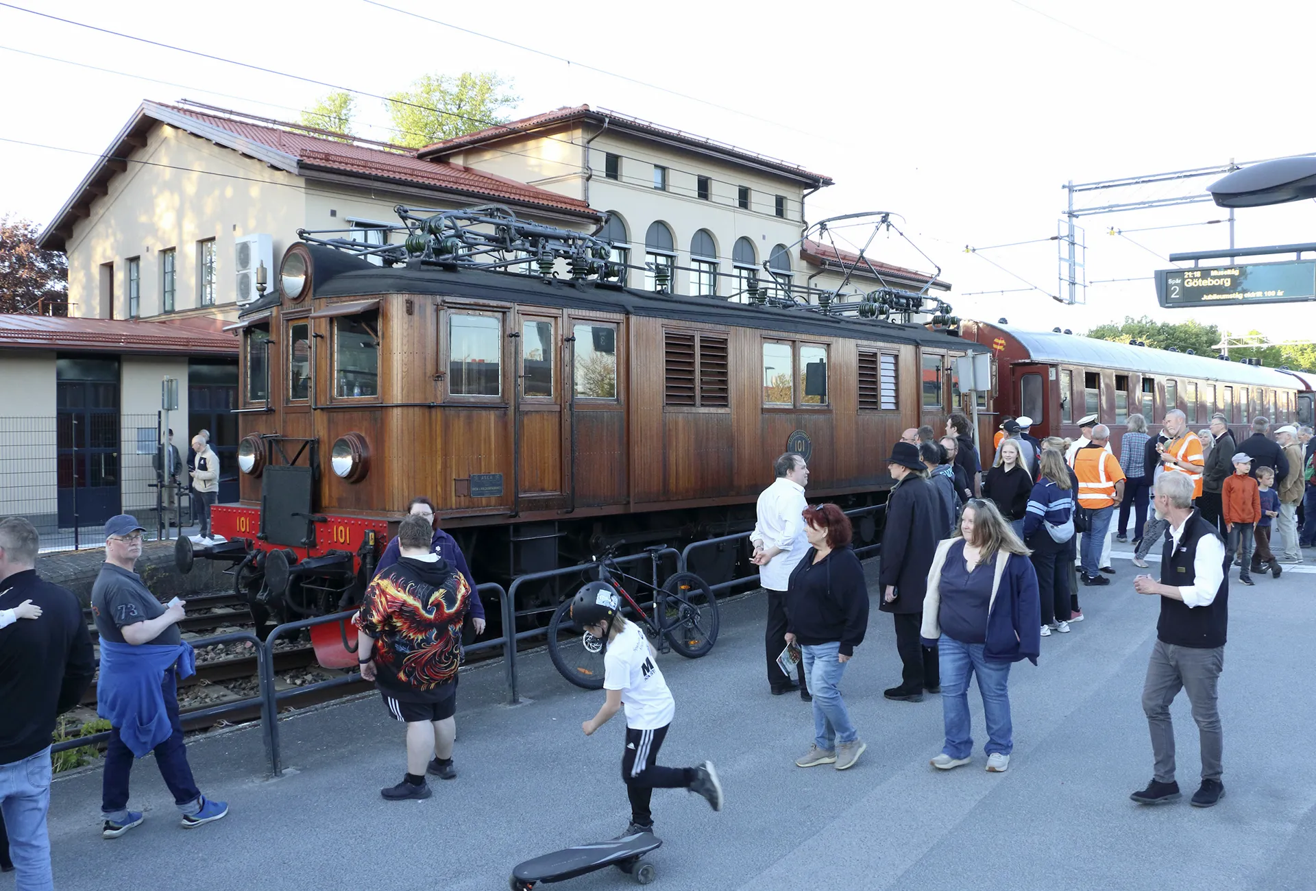 Det var mycket folk som ville titta närmare på jubileumståget. I Alingsås skiftade Ds 101 och Du 432 plats för de sista 45 kilometerna till Göteborg. FOTO: Nicklas Sahlbom