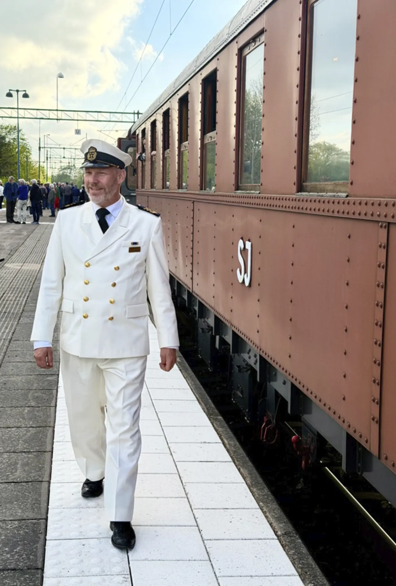 Henrik Reuterdahl på Järnvägsmuseet i sommaruniform i Herrljunga kunde snart konstatera att resan från Stockholm till Göteborg blev en succé. FOTO: Mats Nyblom