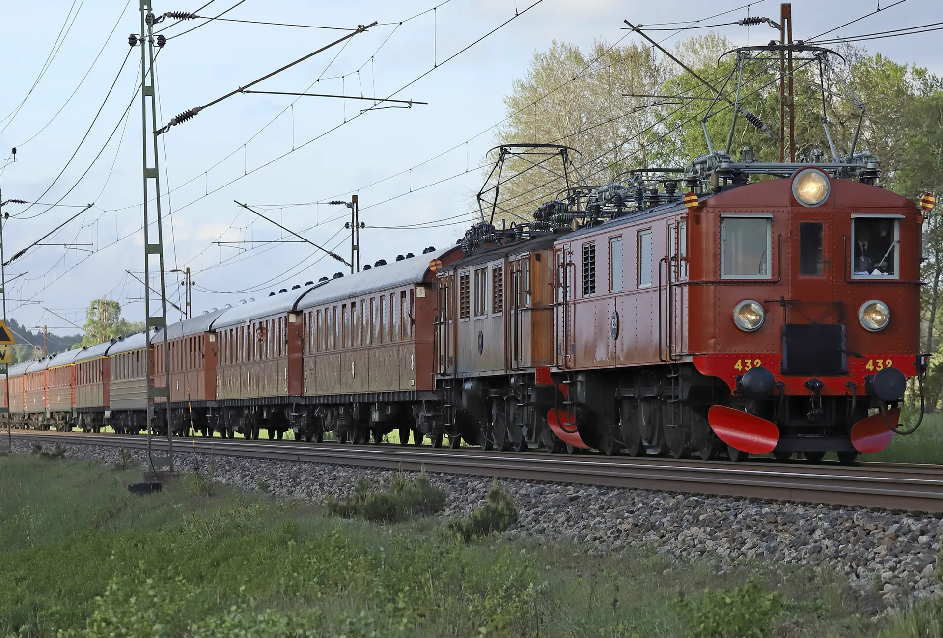 Jubileumståget passerar Remmenedal mellan Herrljunga och Alingsås strax före klockan 20 på lördagskvällen. FOTO: Nicklas Sahlbom 