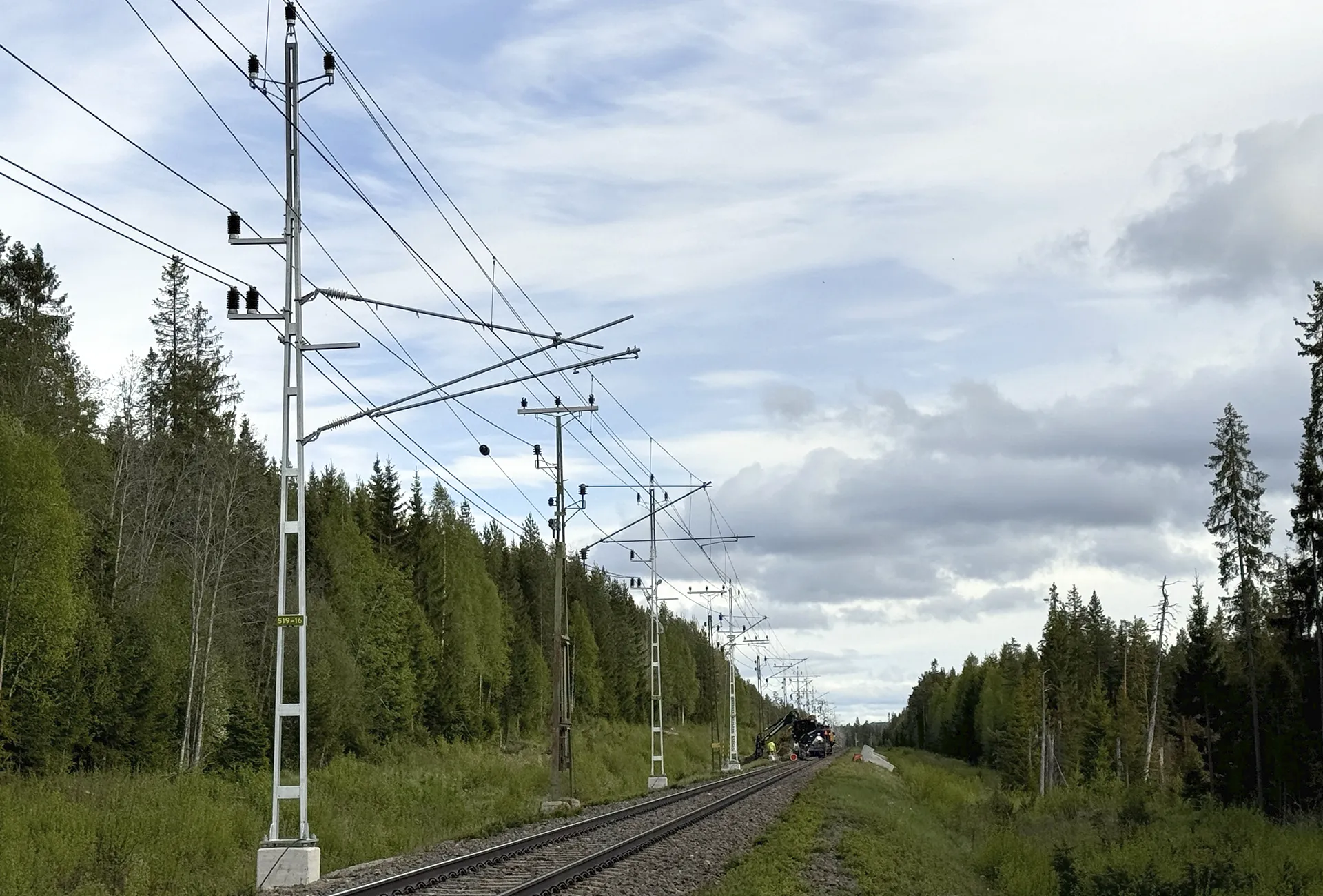Kostnaden för ny kontaktledningsanläggning mellan Bräcke och Vännäs beräknas till 2,5 miljarder kronor. Arbetet inleddes för några veckor sedan och kommer att pågå till hösten 2021.
