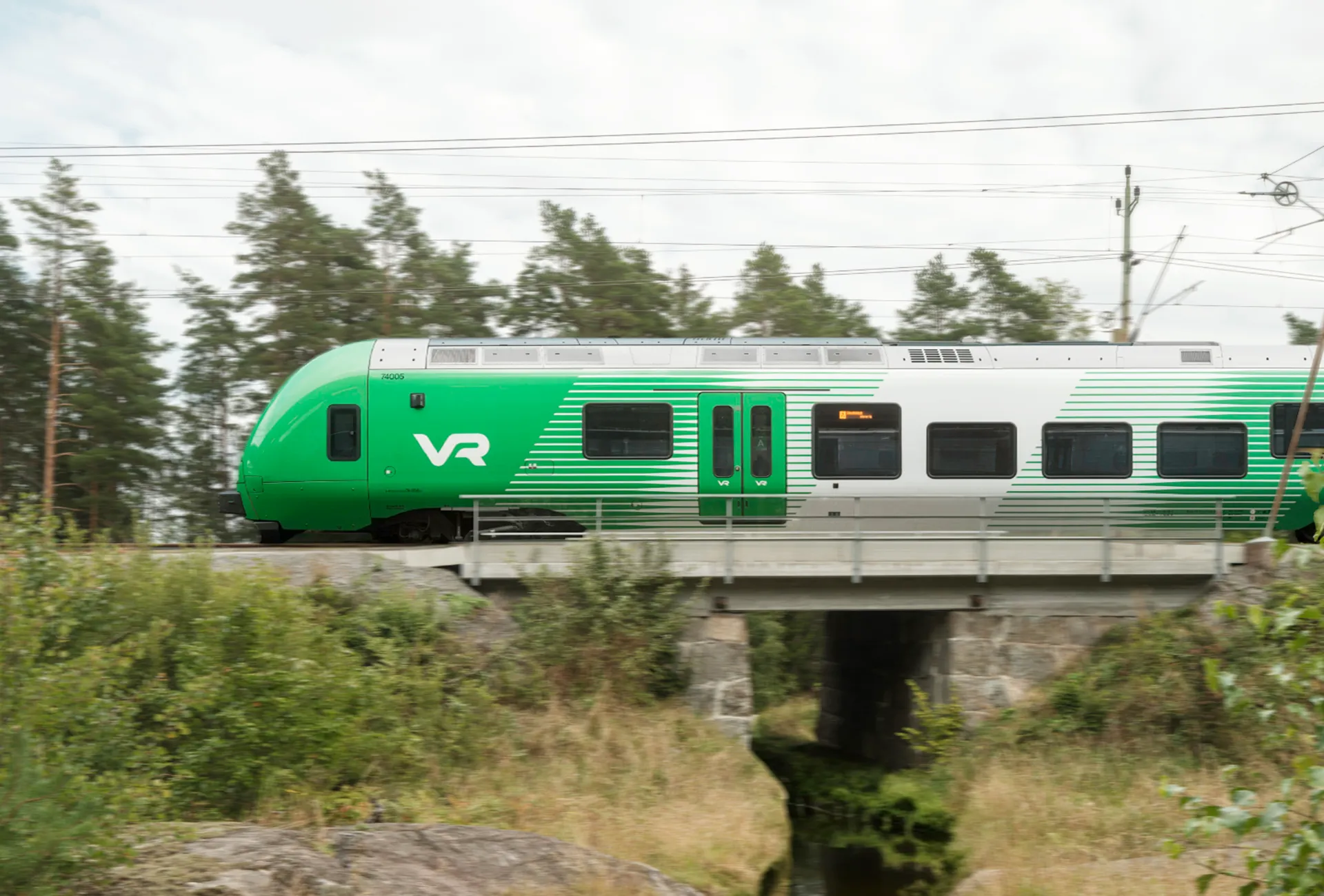 Ett av VR Snabbtågs snabbtåg på väg från Stockholm till Göteborg passerar Alingsås 8 januari 2026.