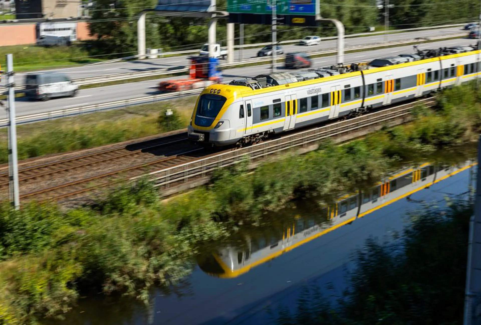 Ett av VR Snabbtågs snabbtåg på väg från Stockholm till Göteborg passerar Alingsås 8 januari 2026.