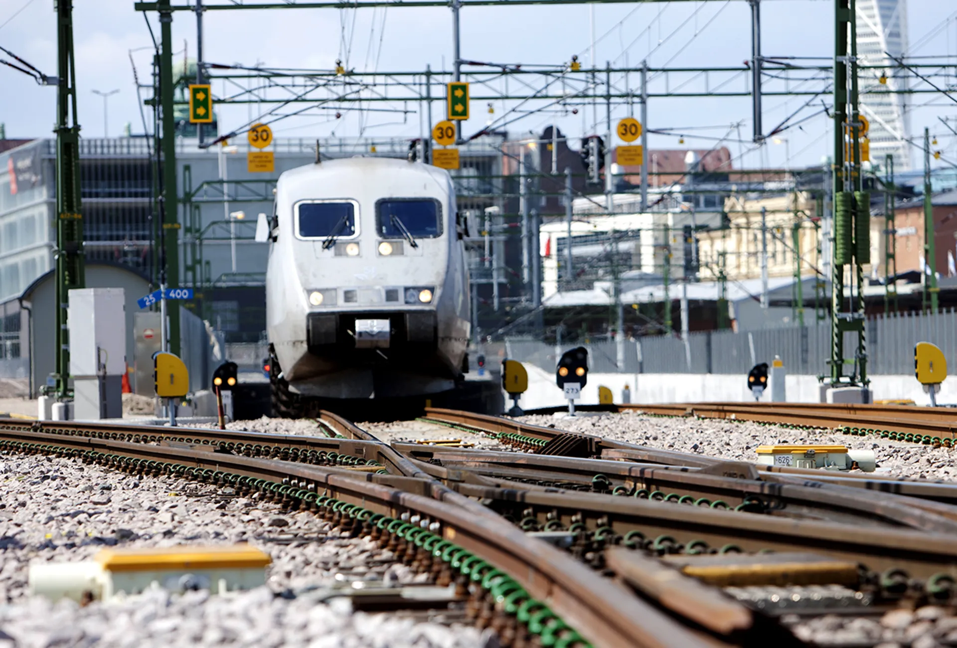 Ett av VR Snabbtågs snabbtåg på väg från Stockholm till Göteborg passerar Alingsås 8 januari 2026.