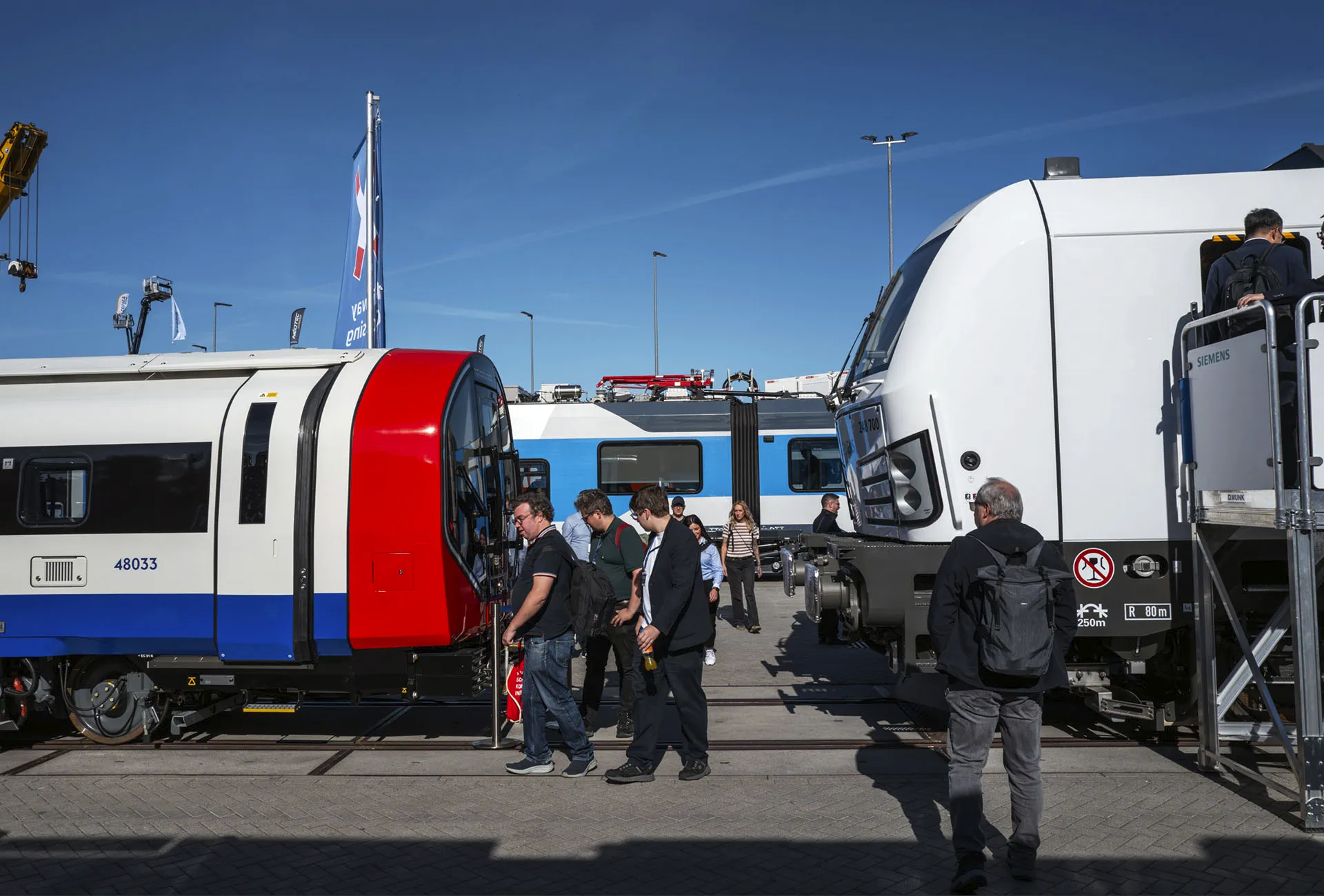 Till vänster syns ett nytt Inspiro London-tåg för Londons Piccadilly line. Det ingår i Transport for Londons beställning av 94 tåg som ska ersätta den äldre flottan. FOTO: Kasper Dudzik 