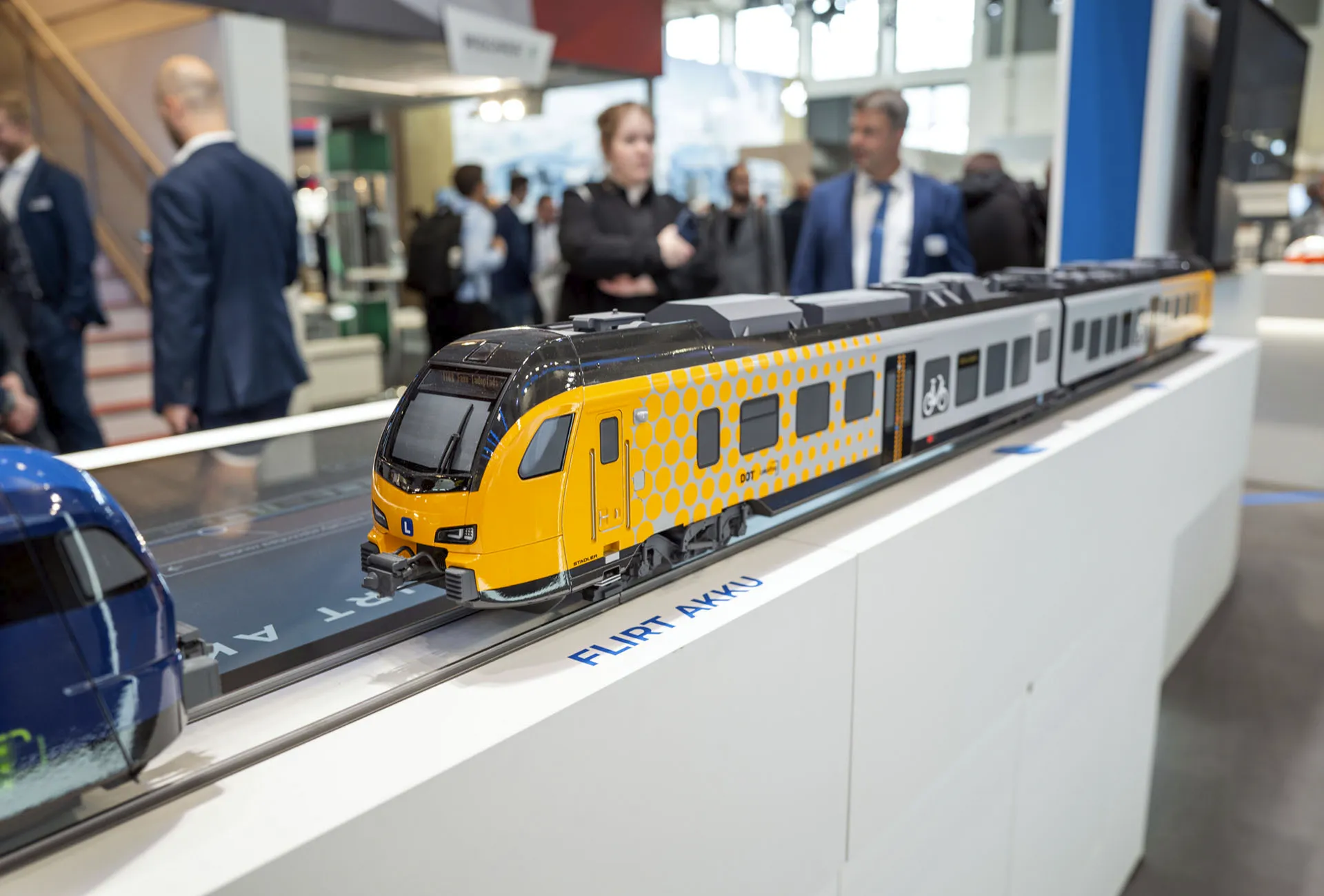 Danska Lokaltog A/S har beställt 24 batteritåg av typen Stadler FLIRT Akku till lokalbanorna på Själland. Batteritåget kan köras både under kontaktledning och på sträckor utan elektrifiering. Tio av dem är avsedda bland annat för Odsherredbanen. Leveranserna är försenade och de första tågen väntas från andra halvåret 2028. FOTO: Kasper Dudzik  