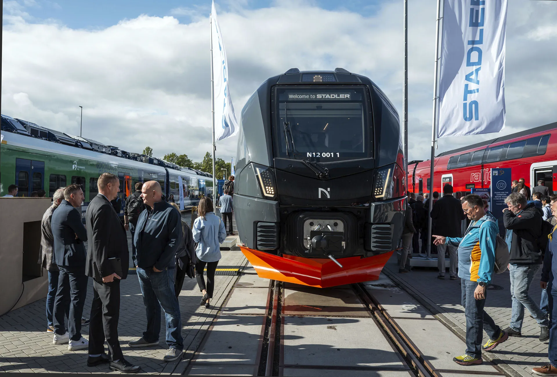 Stadler visade fyra vagnar ur Norske togs nya FLIRT Nordic Express på InnoTrans. Totalt 17 tågsätt är beställda för norska fjärrlinjer. Det första väntas komma till Norge för provning 2027, med planerad trafikstart på Bergensbanen 2028. FOTO: Kasper Dudzik