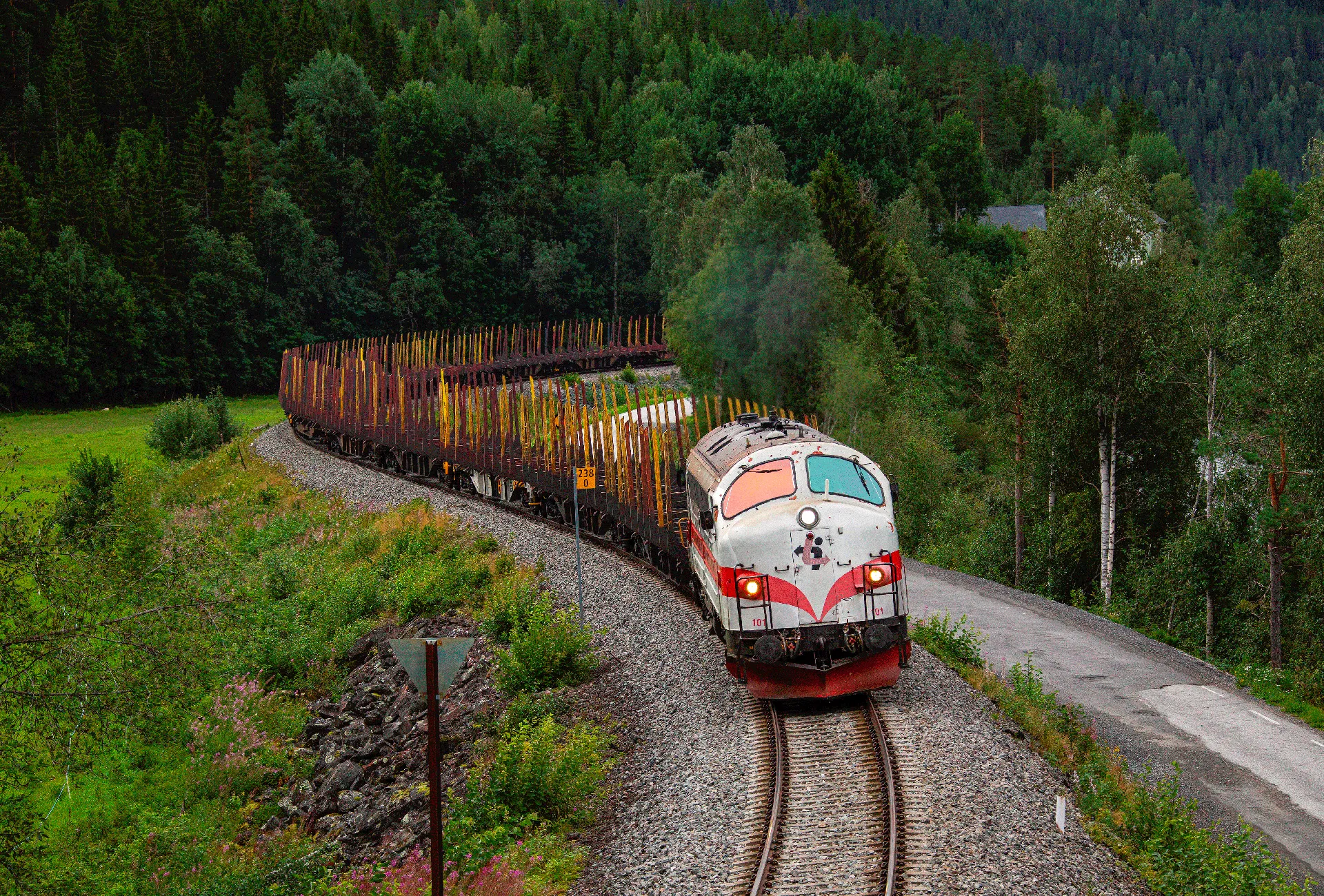 TMY 101 med tåg 8743 Kristinehamn-Koppang-norr om Stai 5 maj 2025.