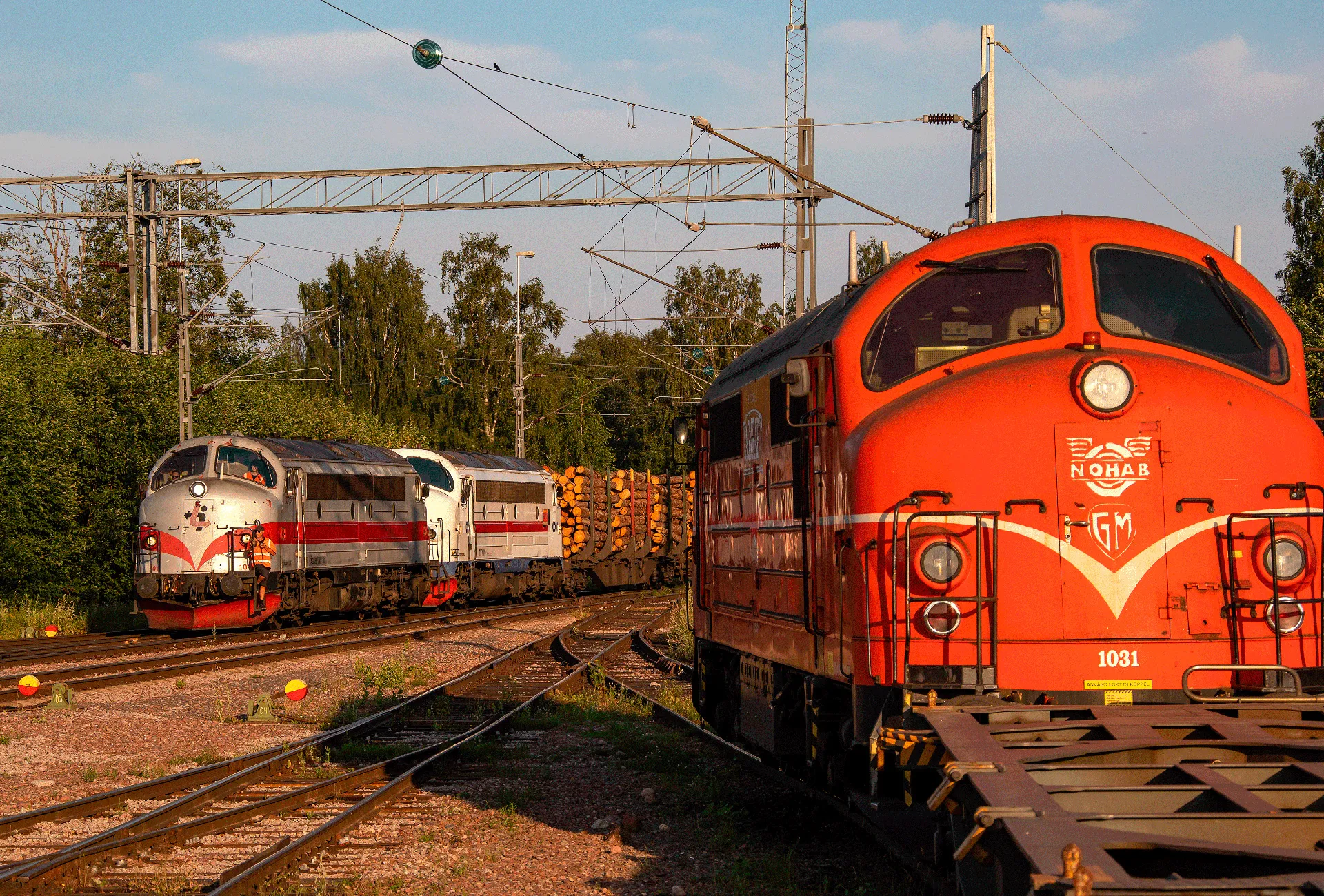 Växling i Insjön 23 juli 2025 med TMY 101 och TMY 110 samt-Tågkrafts TMX 1031. Tåget drogs med diesellok till Insjö på grund av arbete med kontaktledningsanläggningen i Borlänge.